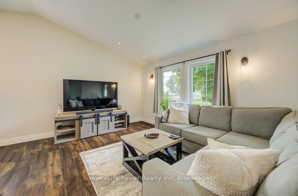 1077 Queen Street Property Photo 5