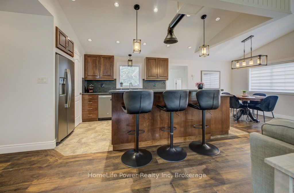 1077 Queen Street Property Photo 9