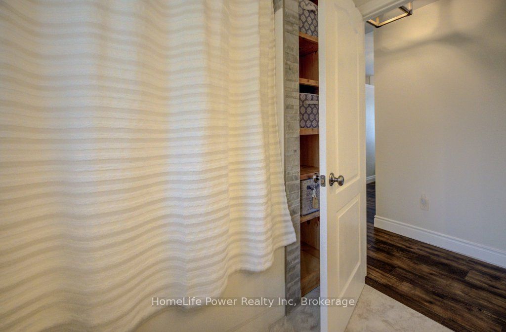 1077 Queen Street Property Photo 14