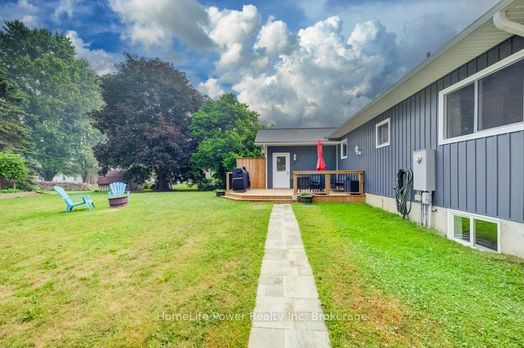 1077 Queen Street Property Photo 32
