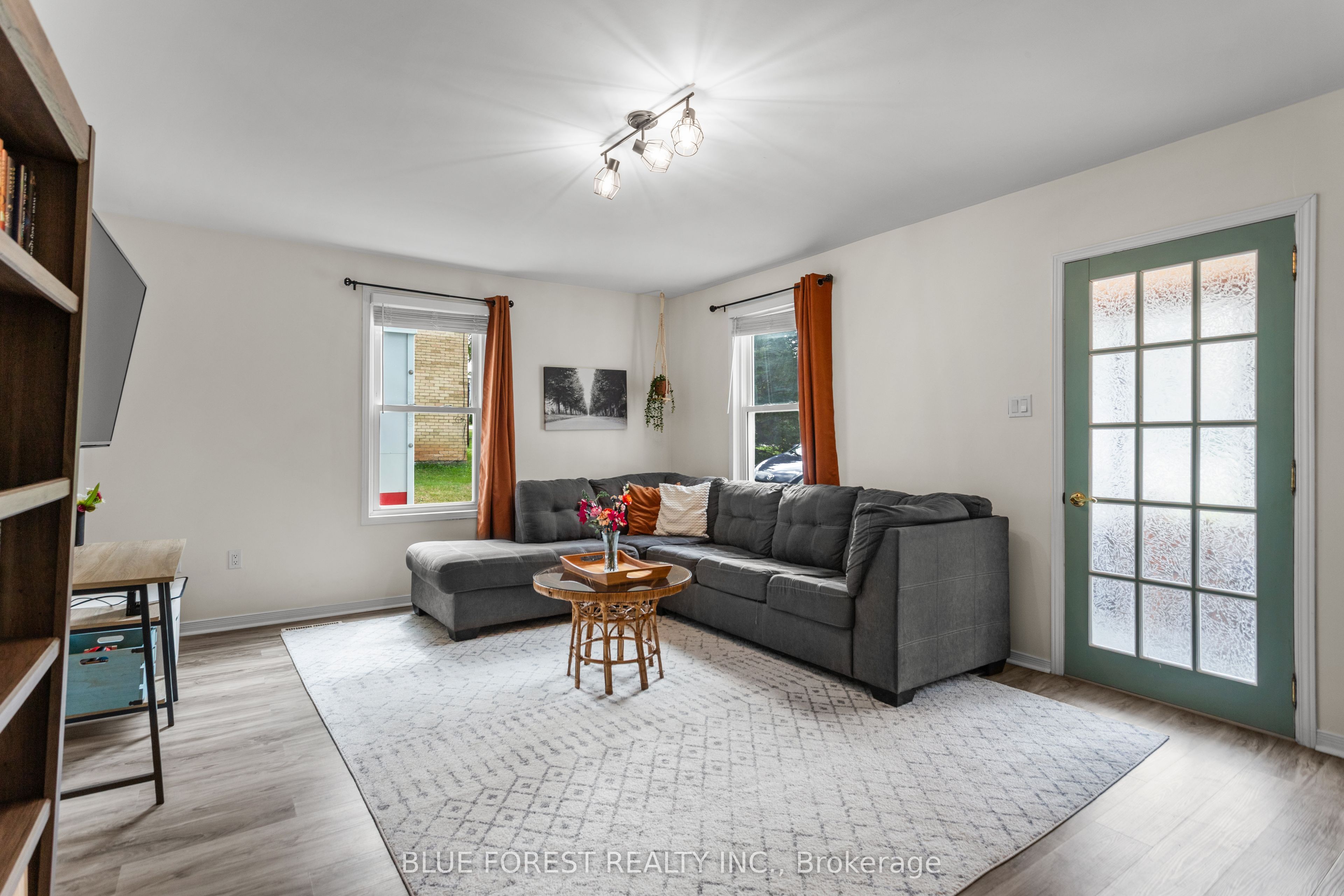 9 Union Street E Property Photo 12