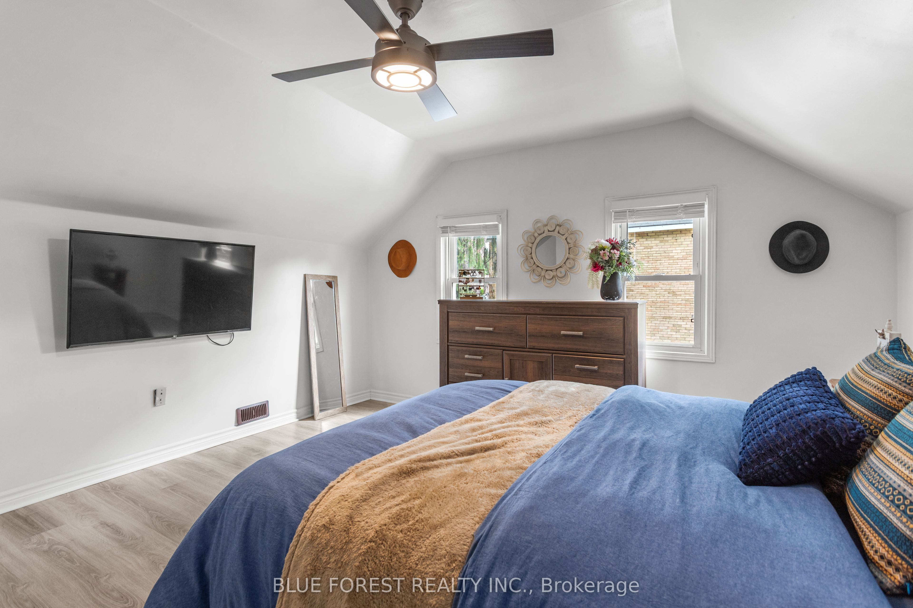 9 Union Street E Property Photo 18