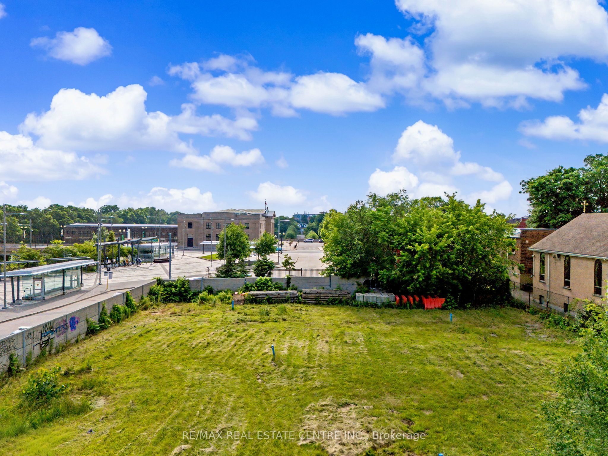 282 Macnab Street N Property Photo 8