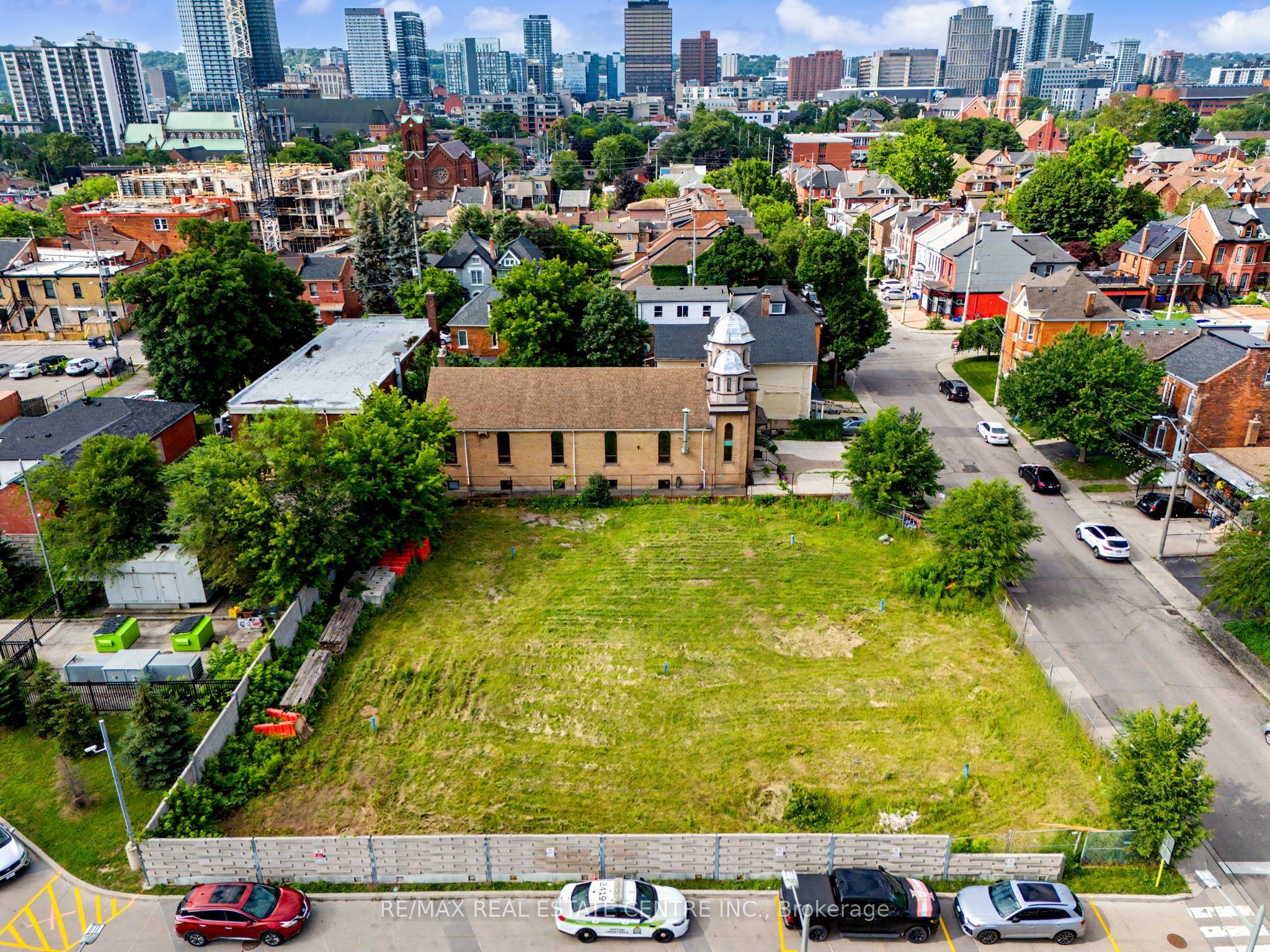 282 Macnab Street N Property Photo 16