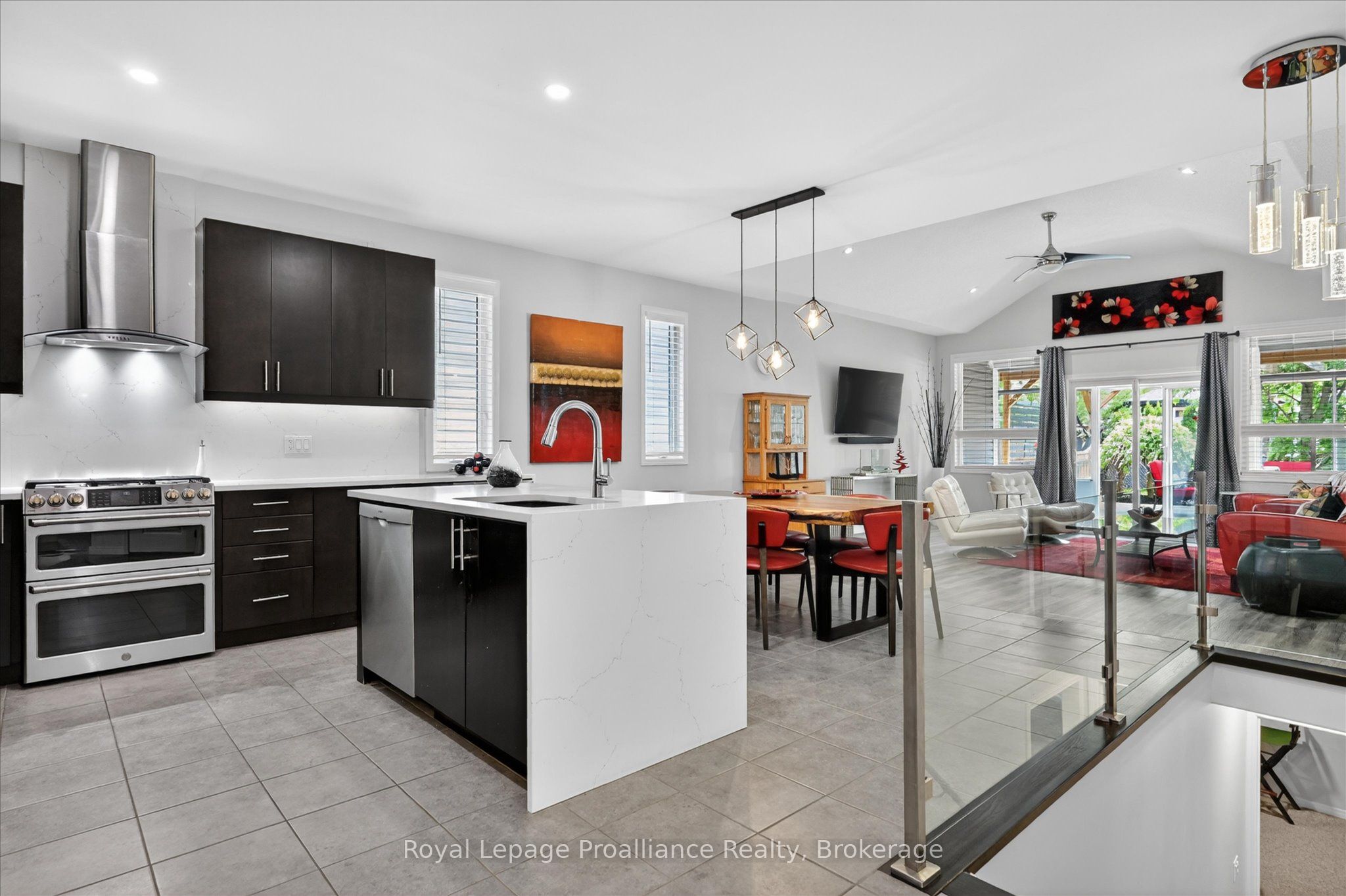 645 Goodwin Terrace Property Photo 3