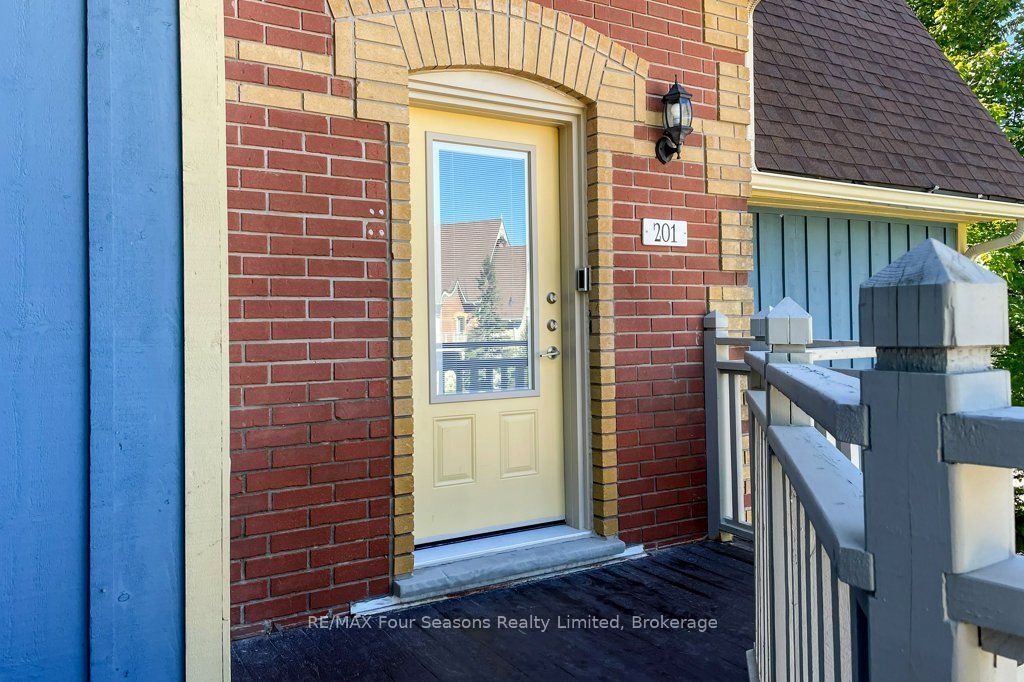 184 Snowbridge Way 201 Property Photo 2