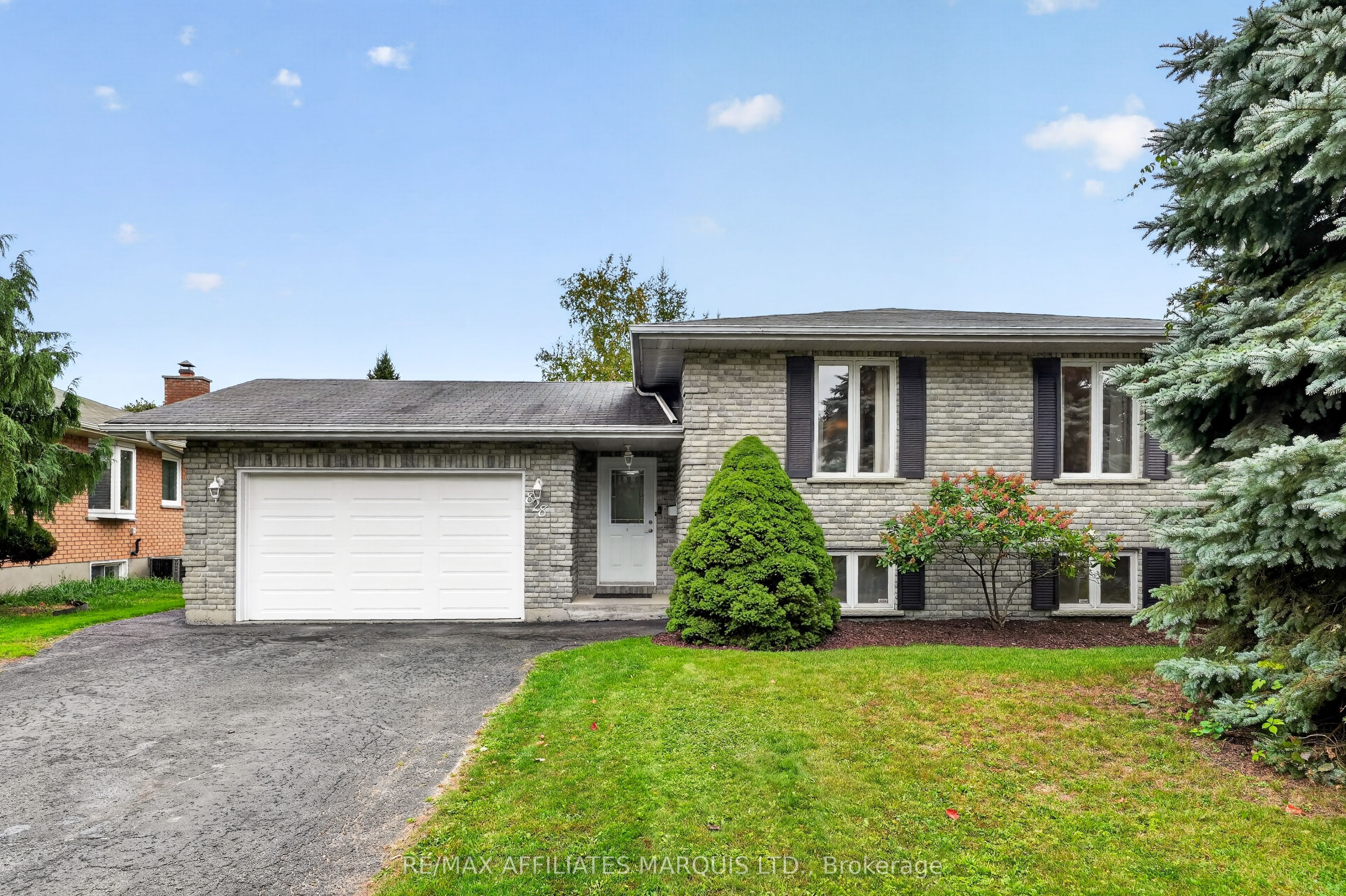 828 Chelsea Crescent Property Photo 1