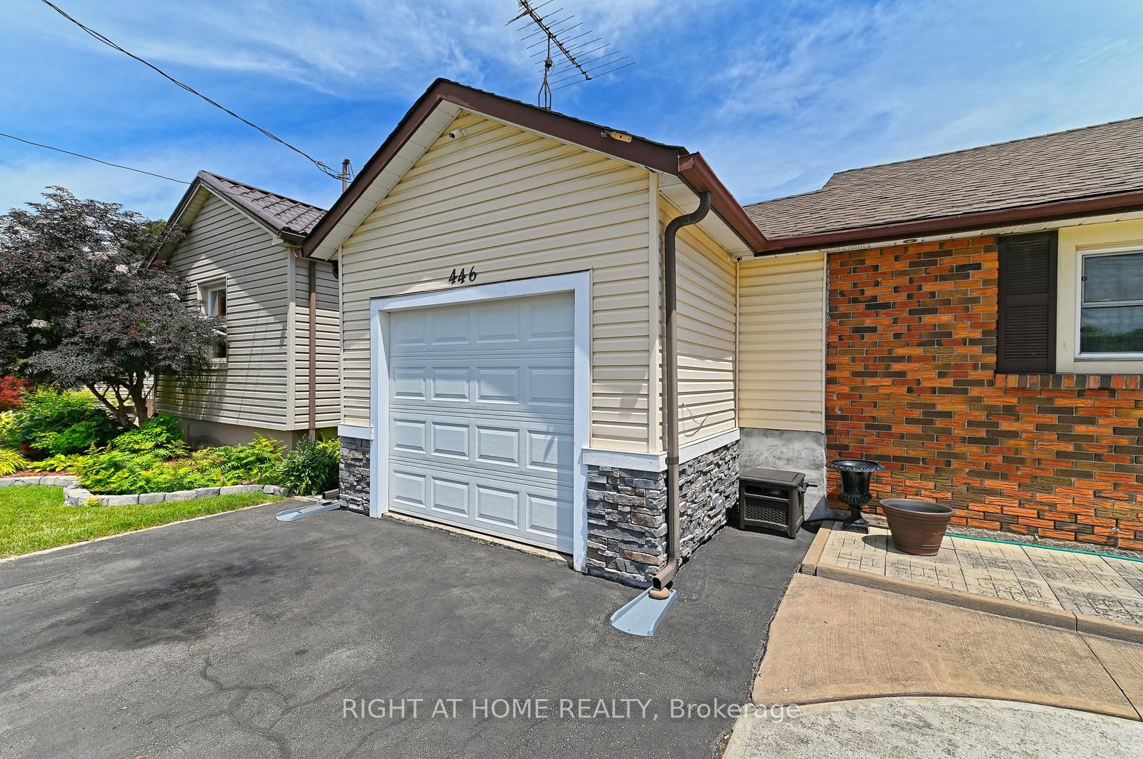 446 Geneva Street Property Photo 4