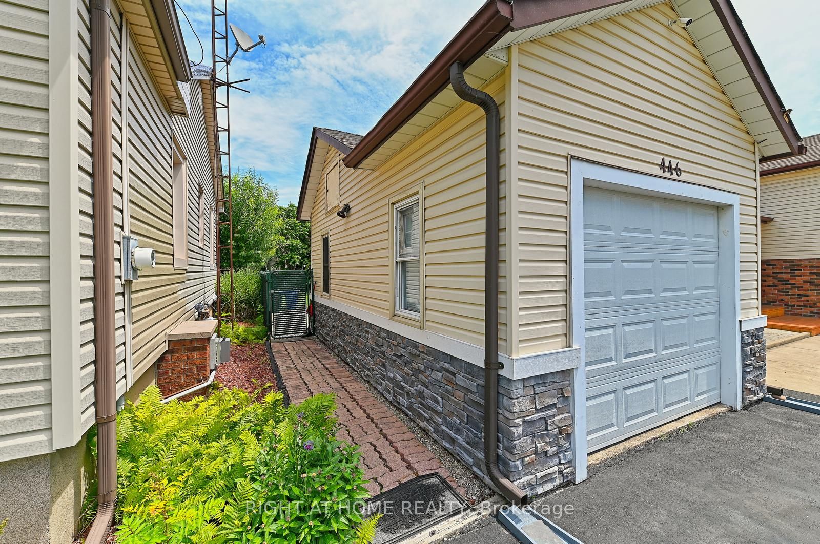 446 Geneva Street Property Photo 5