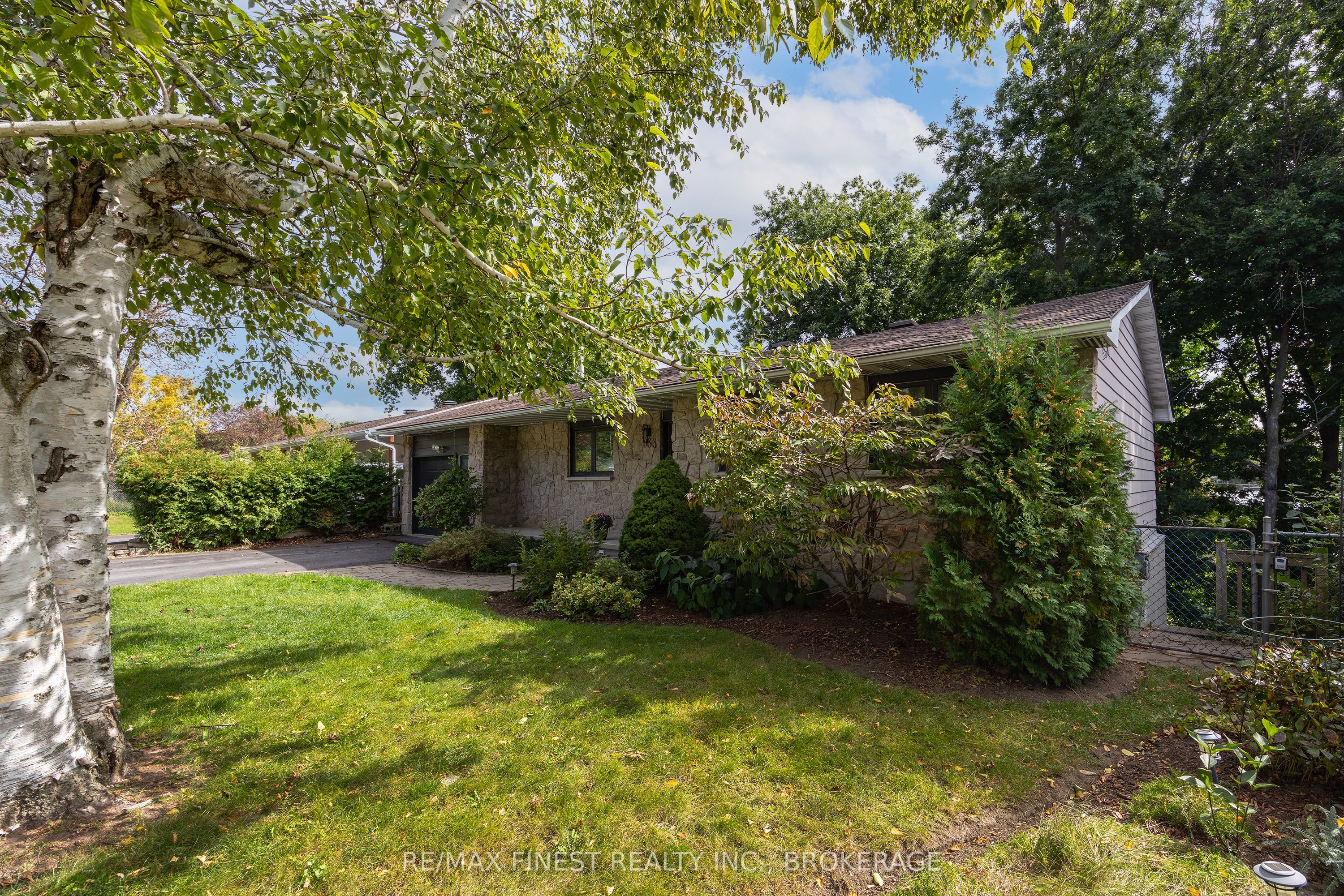 933 Mayfair Crescent Property Photo 2