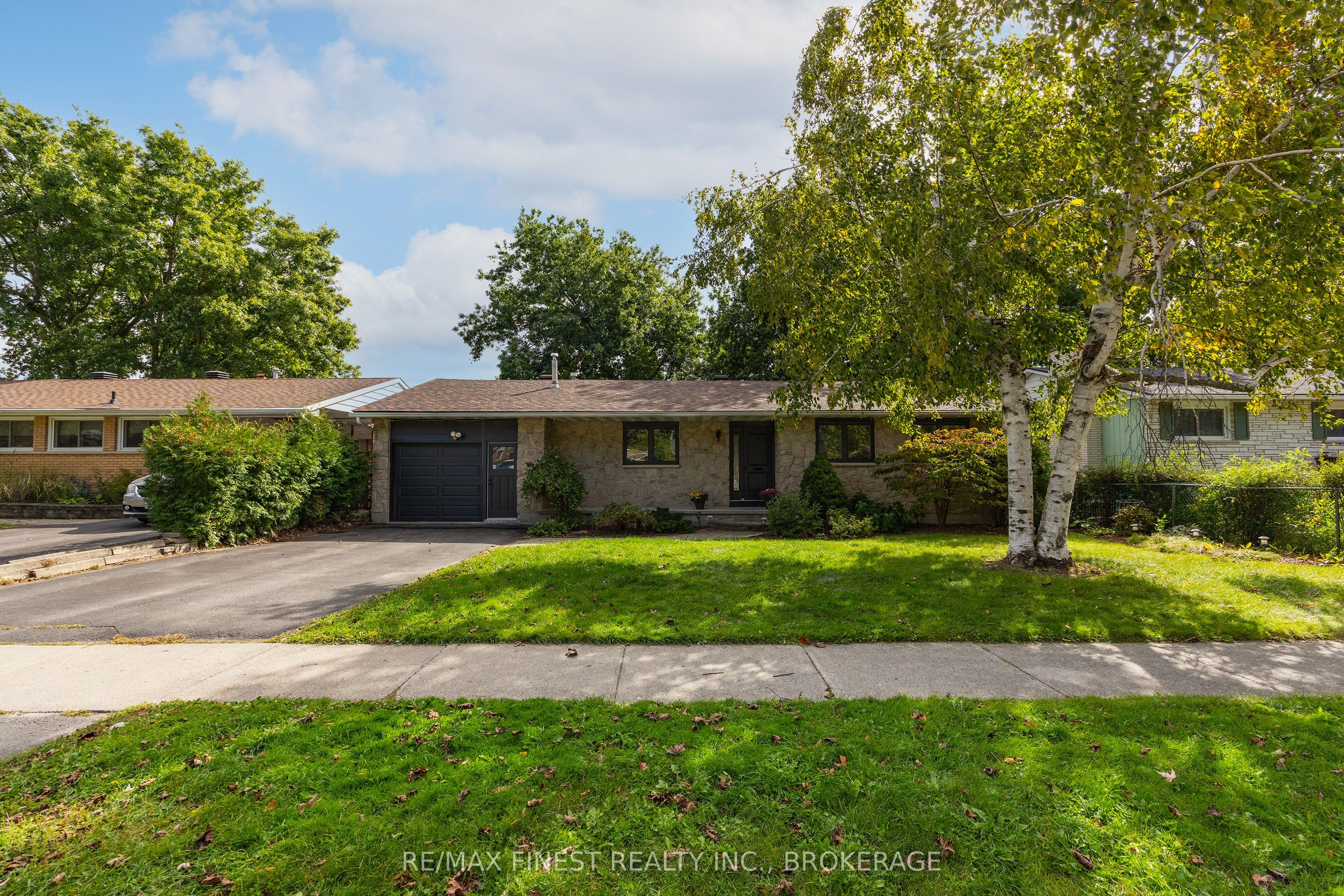 933 Mayfair Crescent Property Photo 4