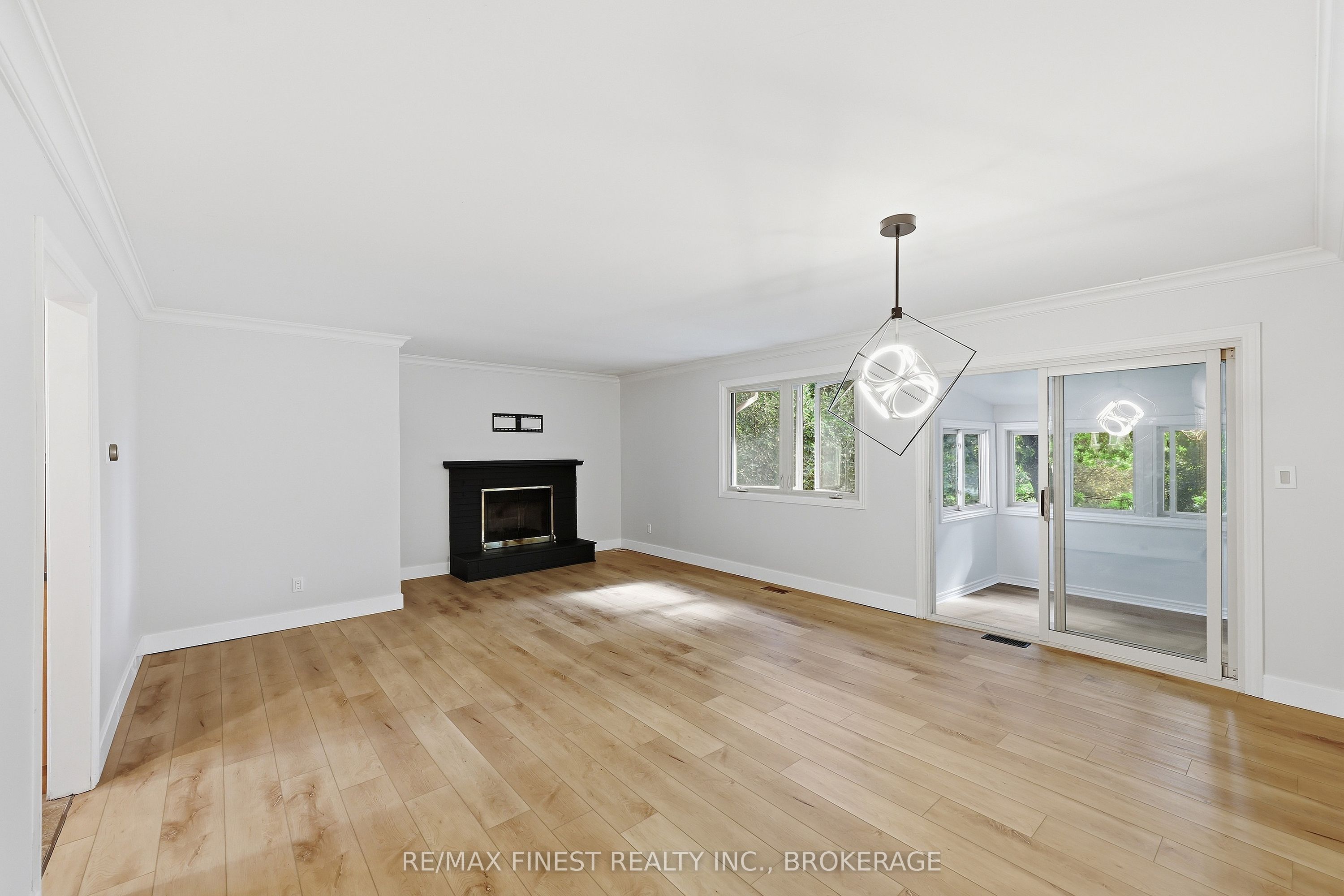 933 Mayfair Crescent Property Photo 6