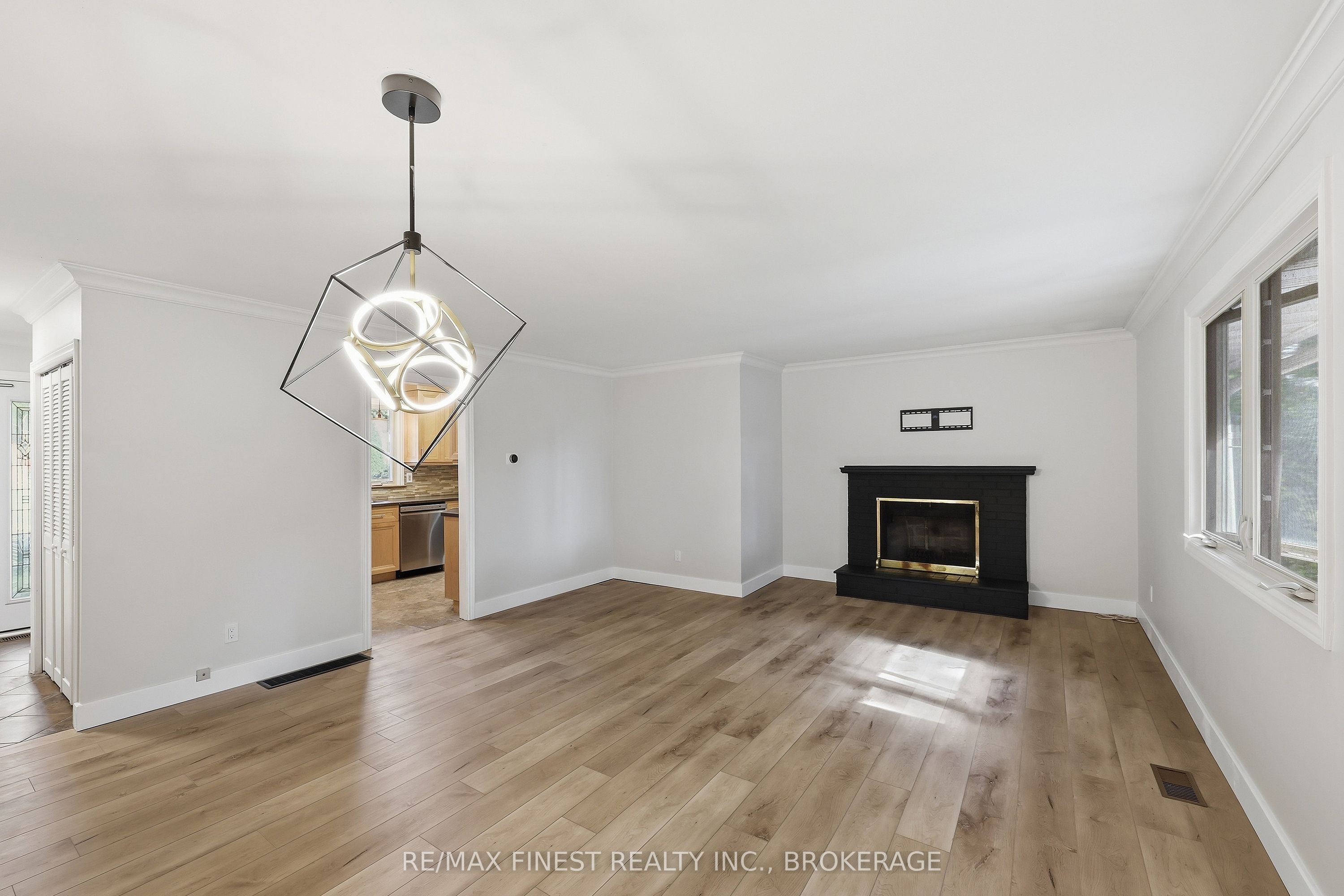 933 Mayfair Crescent Property Photo 8