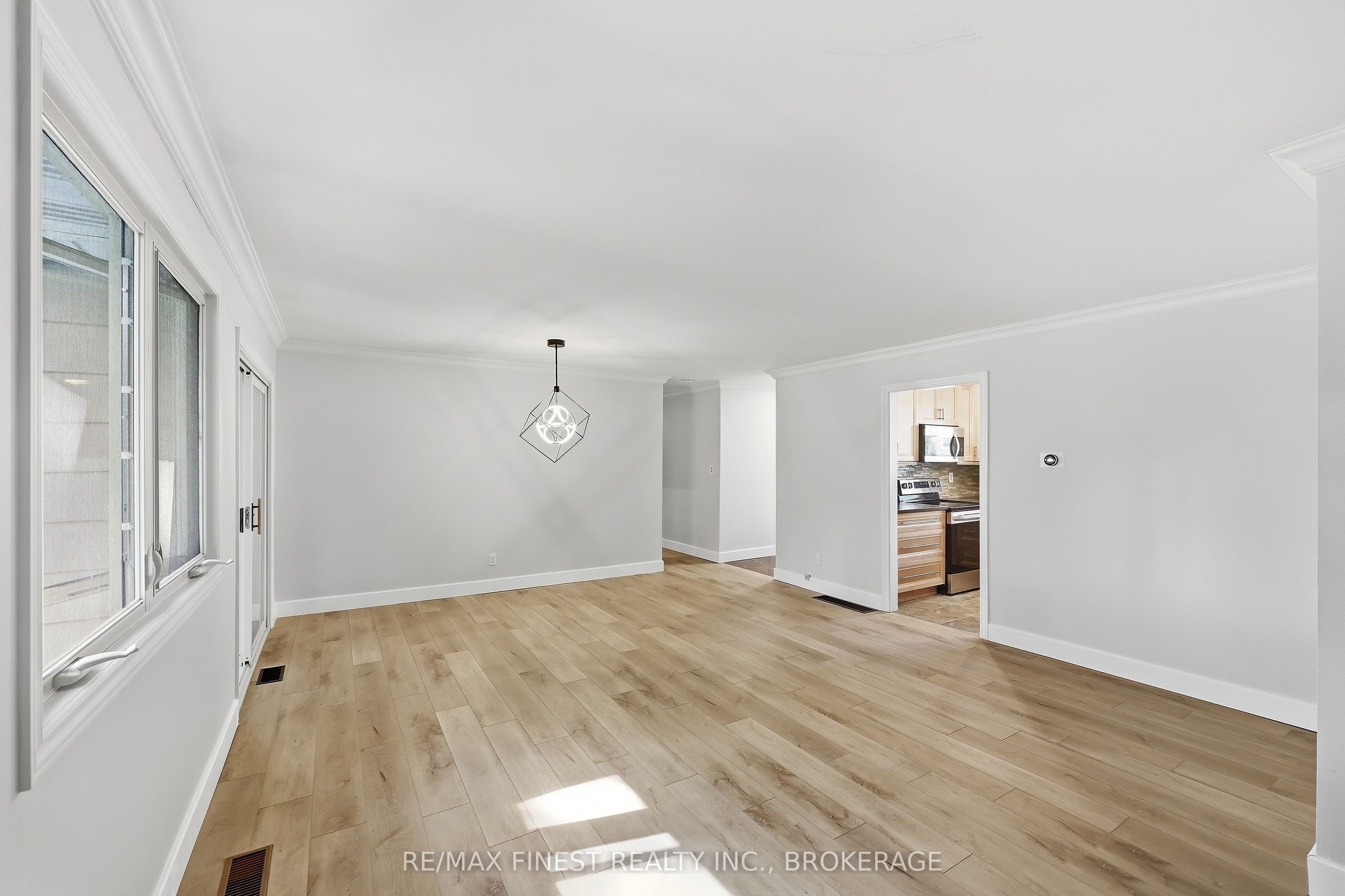933 Mayfair Crescent Property Photo 9