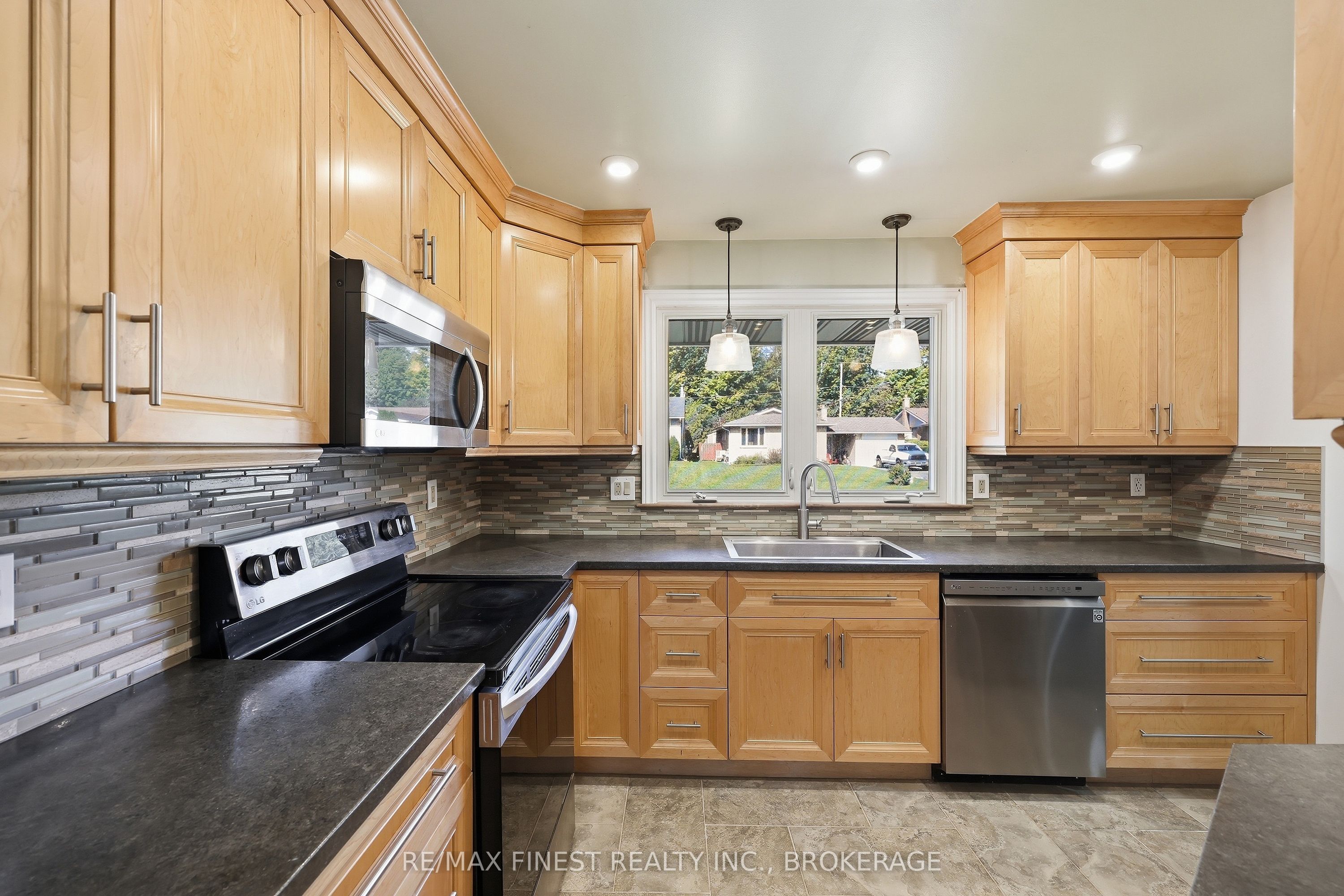 933 Mayfair Crescent Property Photo 14