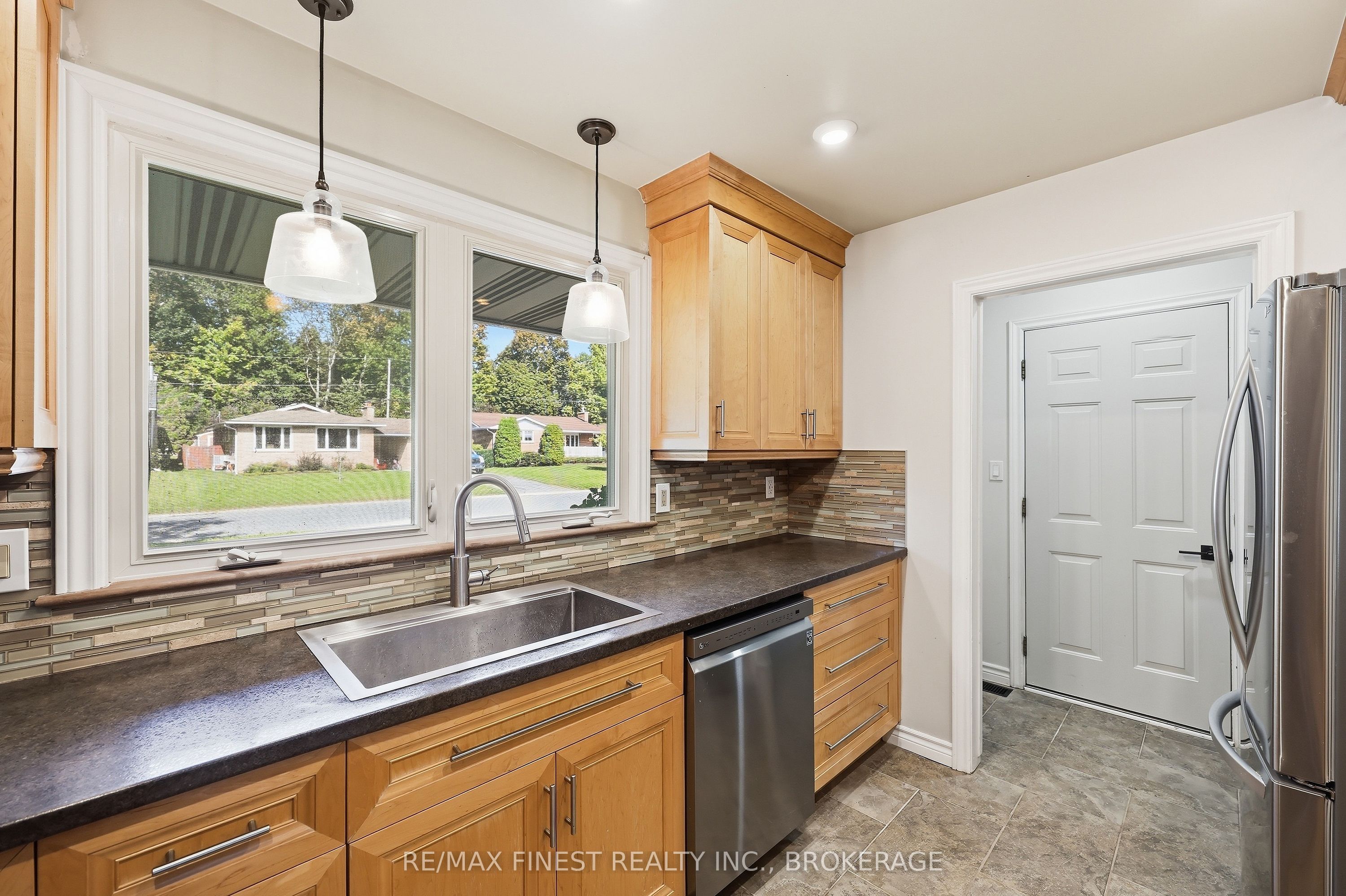 933 Mayfair Crescent Property Photo 15