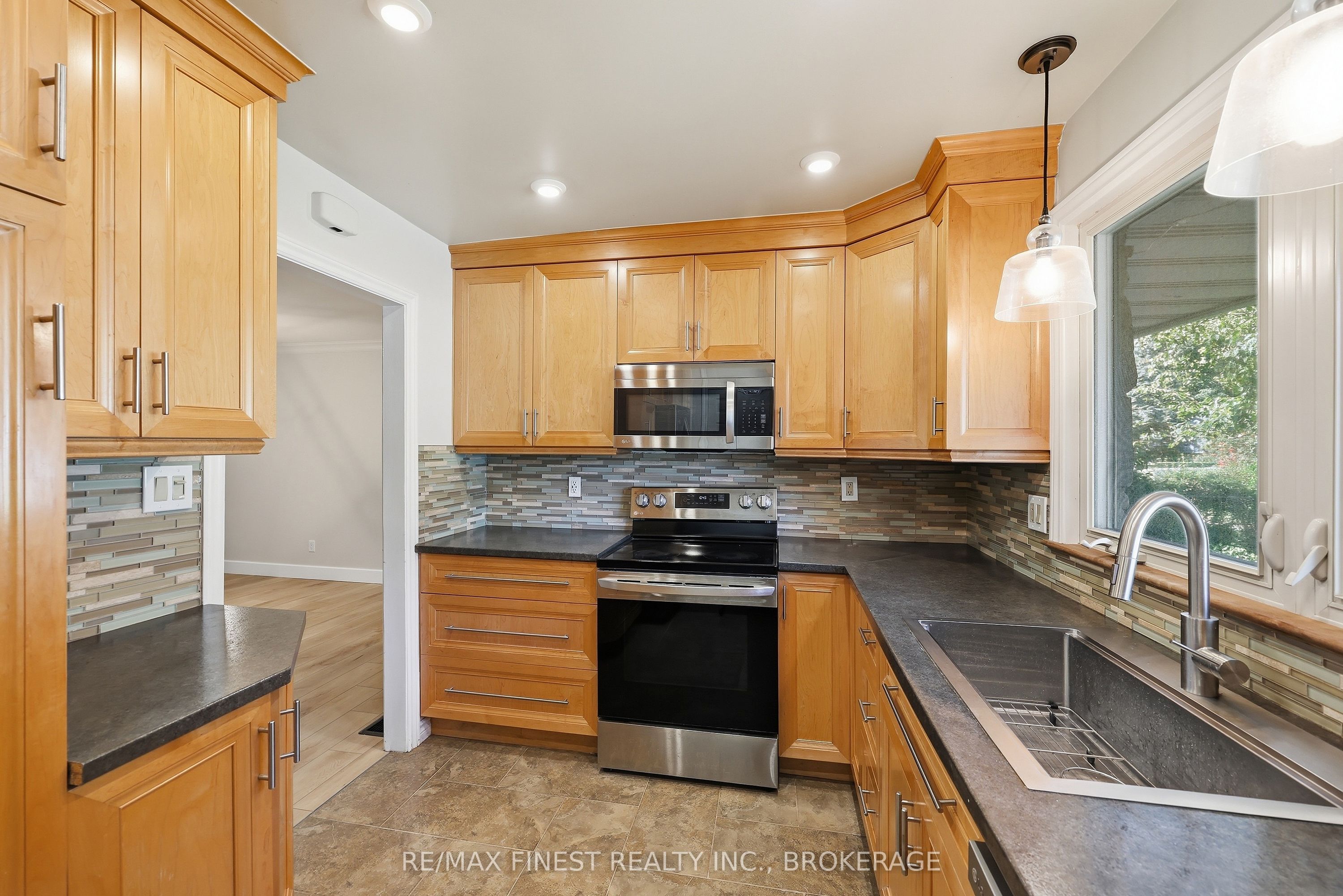933 Mayfair Crescent Property Photo 16