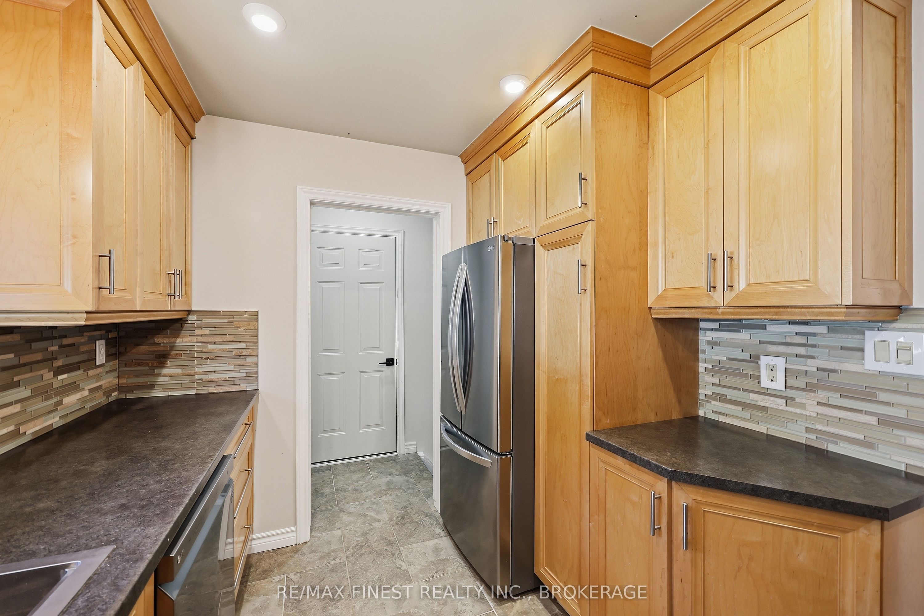 933 Mayfair Crescent Property Photo 17