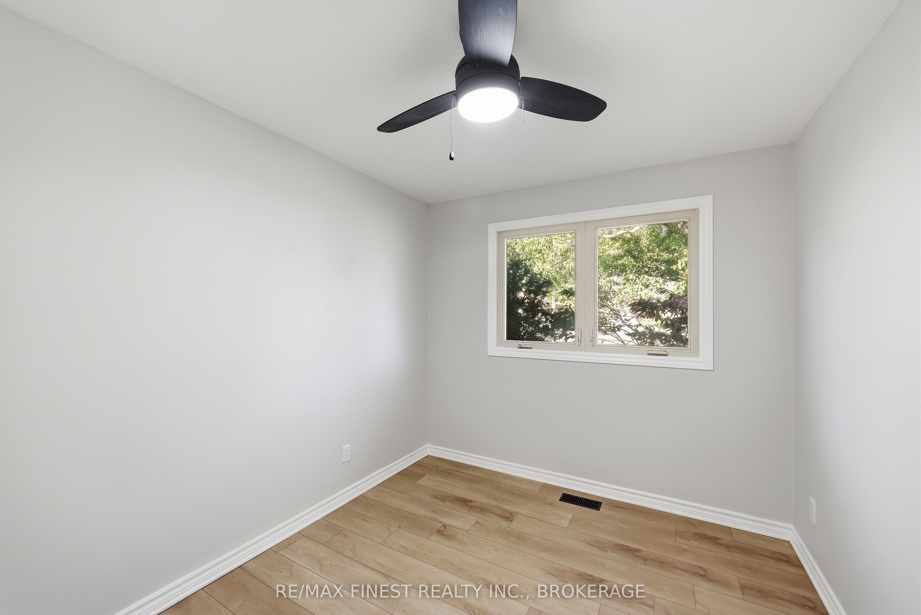 933 Mayfair Crescent Property Photo 24