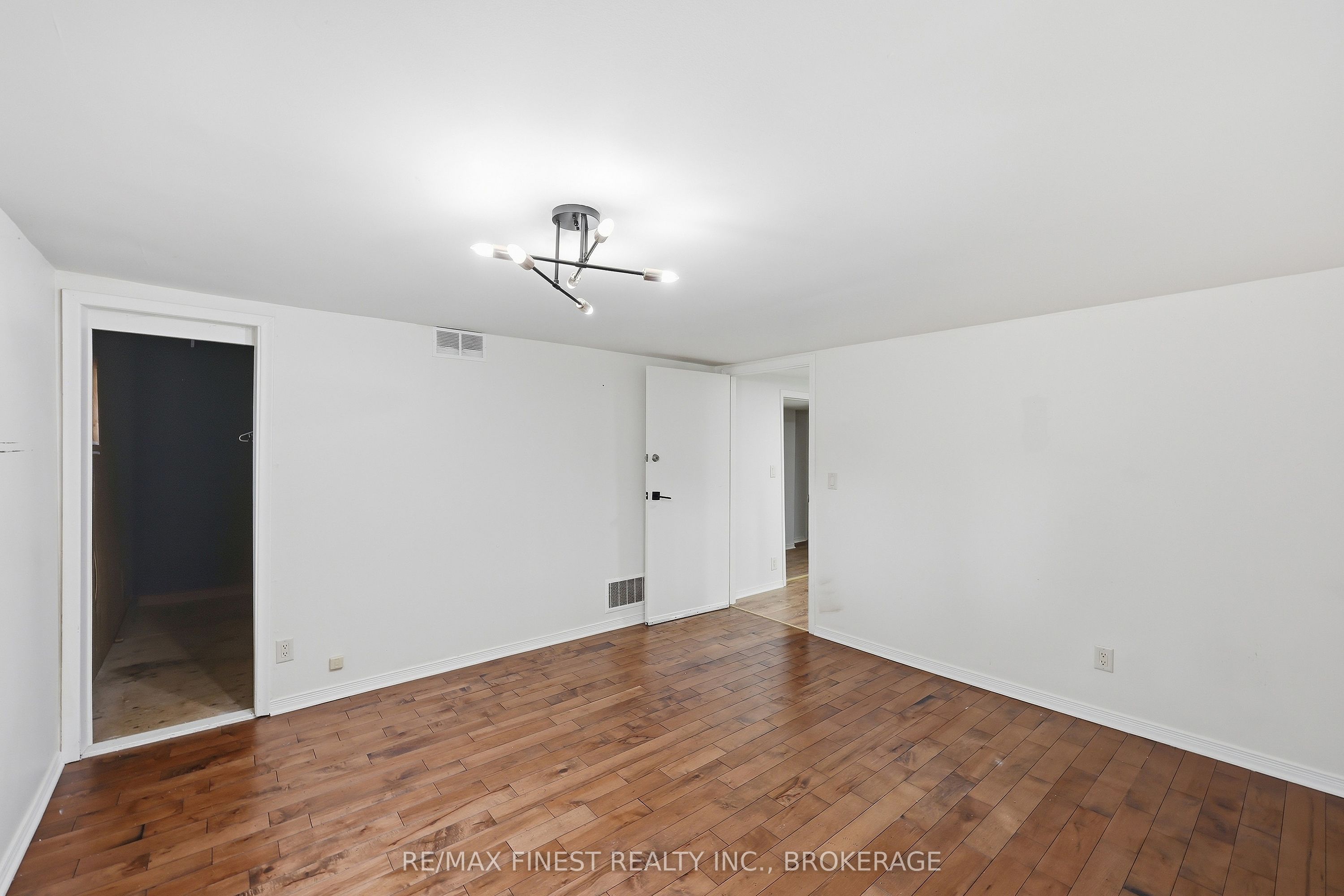 933 Mayfair Crescent Property Photo 34