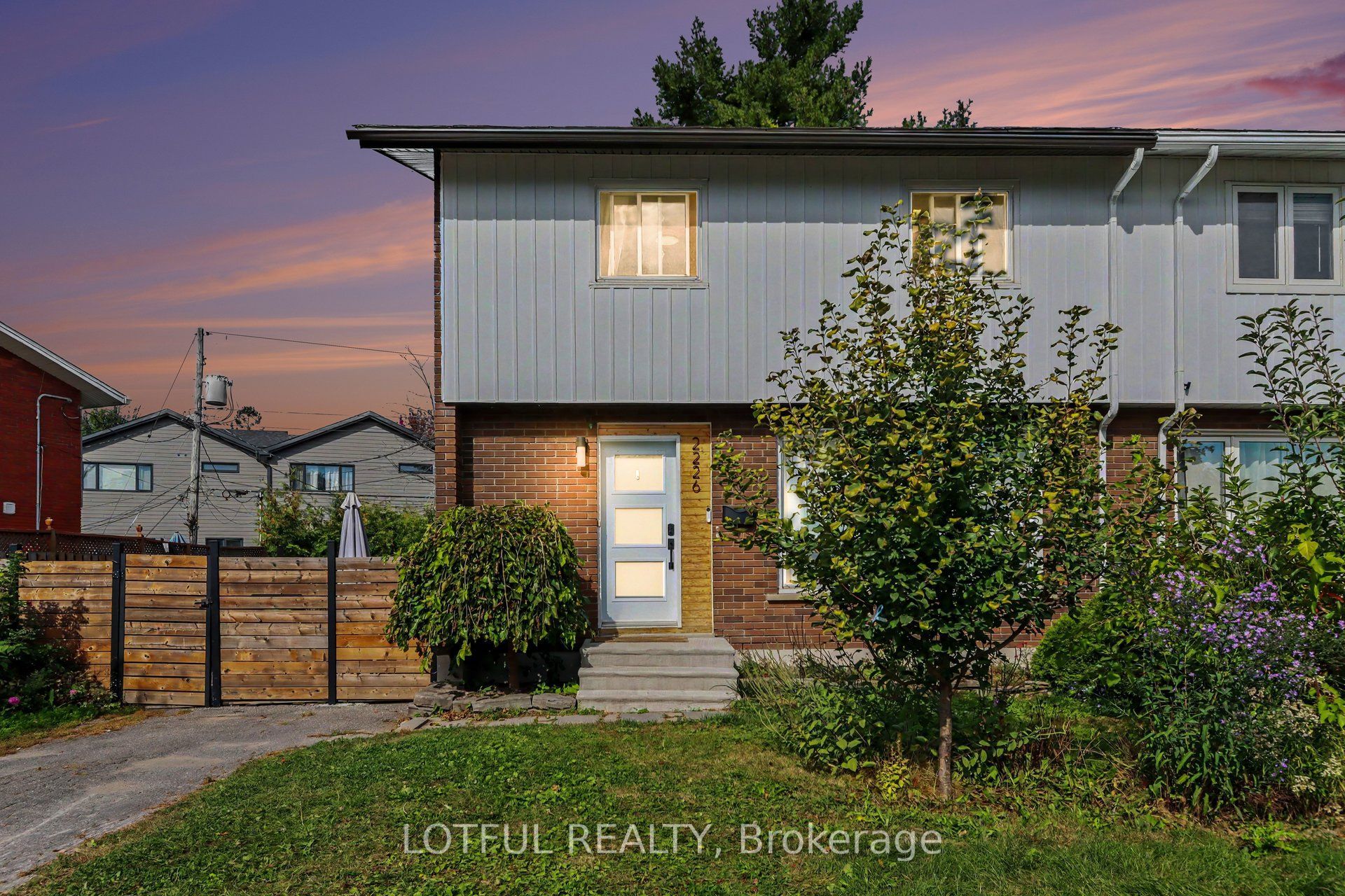 2226 Saunderson Drive Property Photo 1