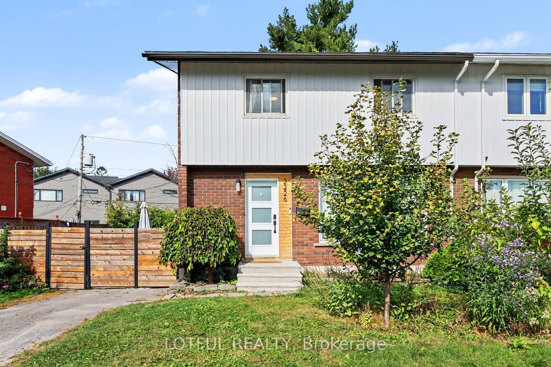 2226 Saunderson Drive Property Photo 2