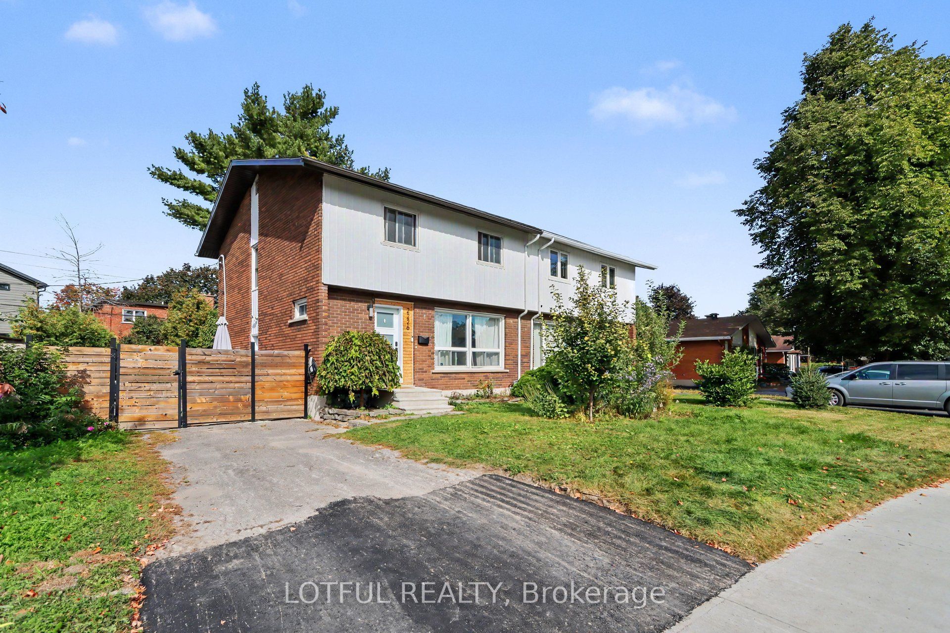 2226 Saunderson Drive Property Photo 3