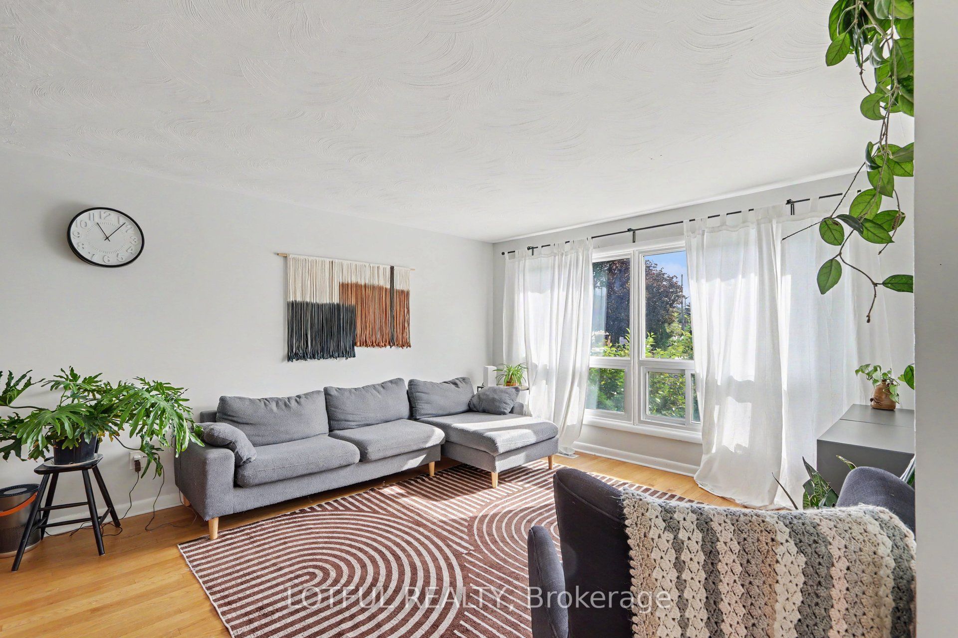 2226 Saunderson Drive Property Photo 6