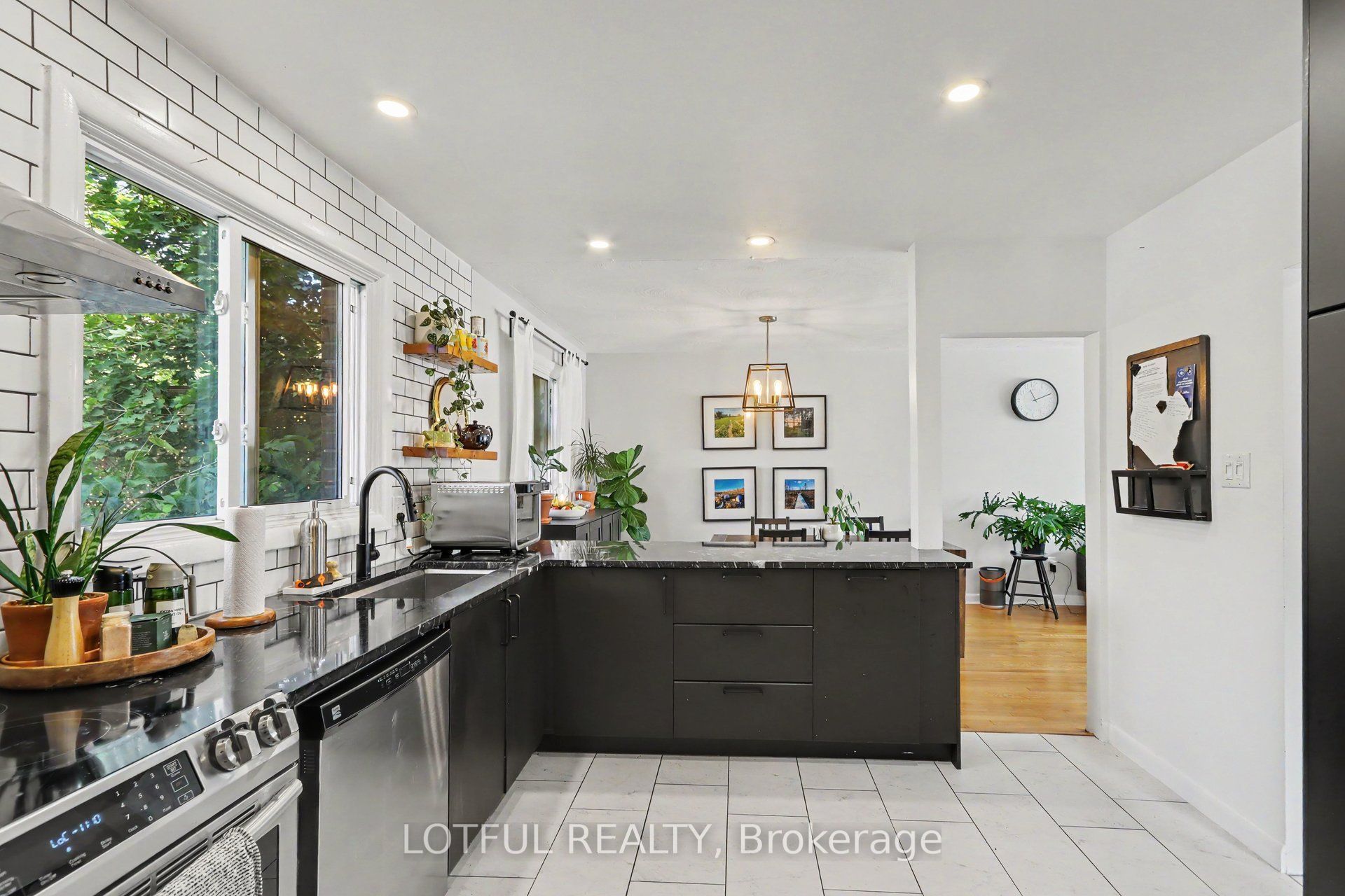 2226 Saunderson Drive Property Photo 11