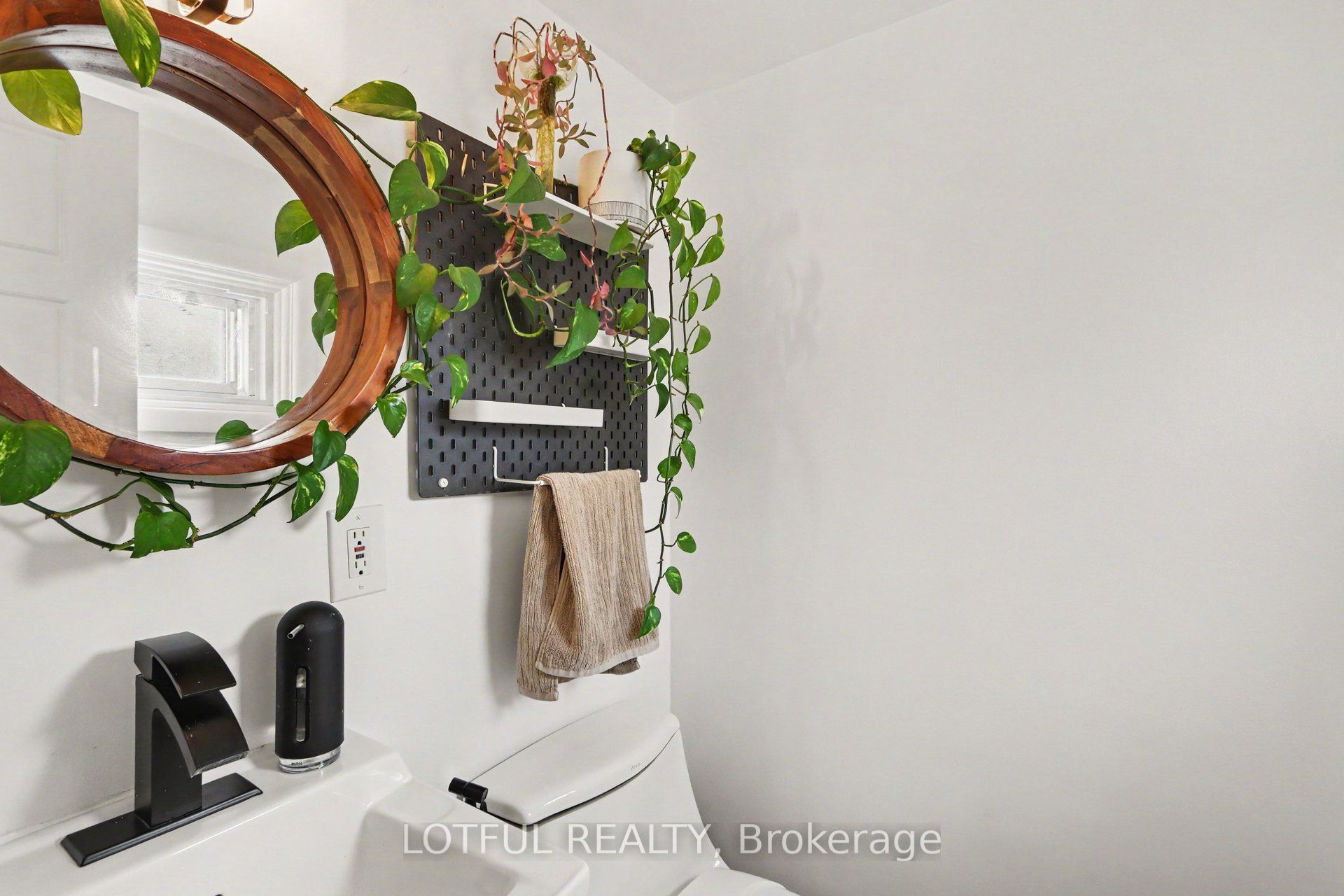 2226 Saunderson Drive Property Photo 14