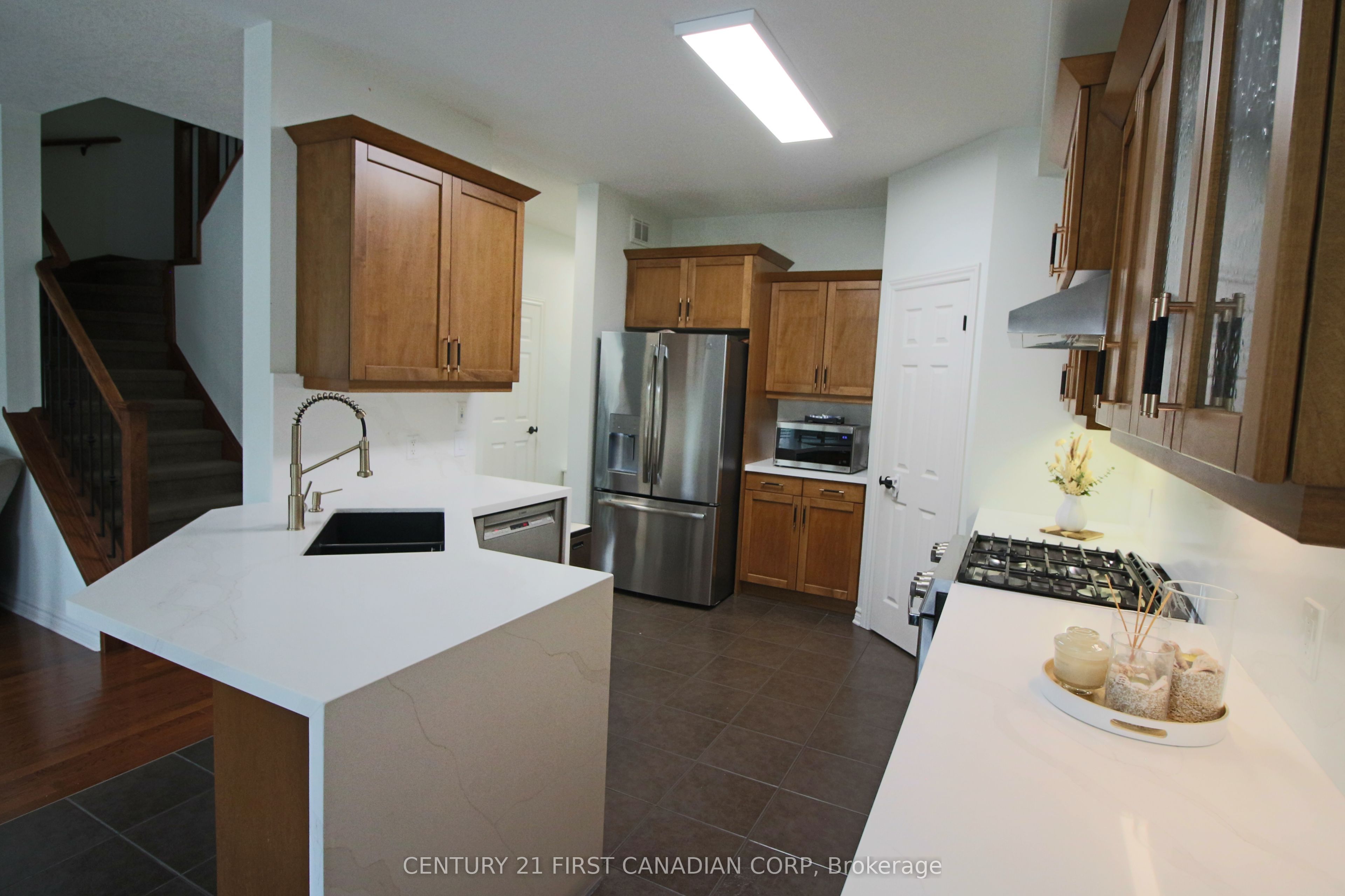 458 Blue Jay Drive 6 Property Photo 4