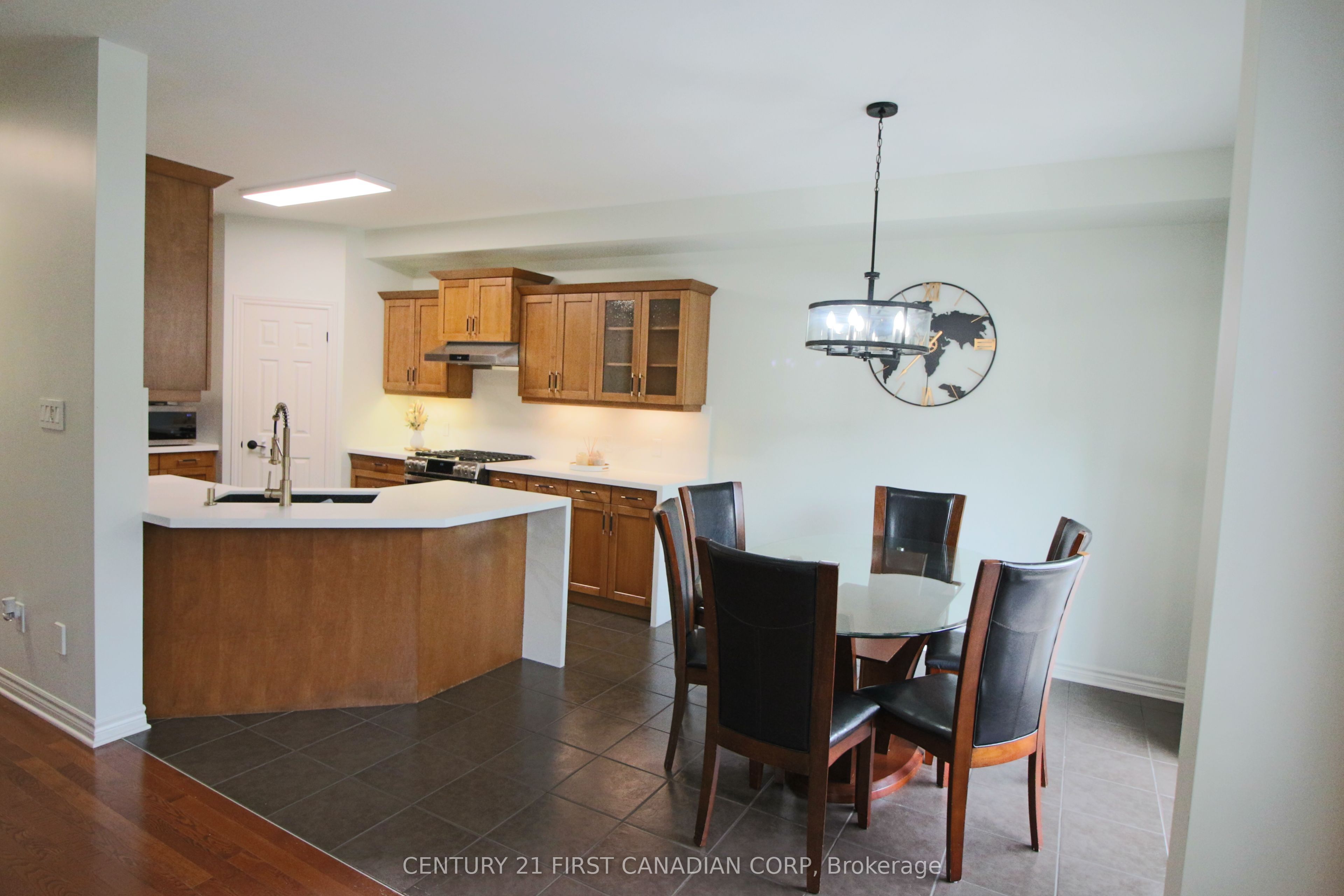 458 Blue Jay Drive 6 Property Photo 5