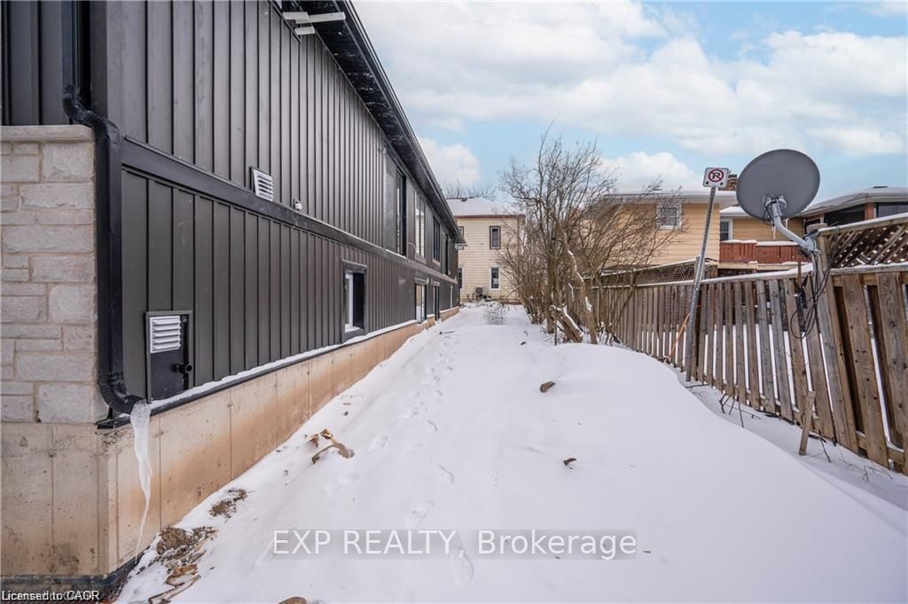18 Hincks Street B Property Photo 3