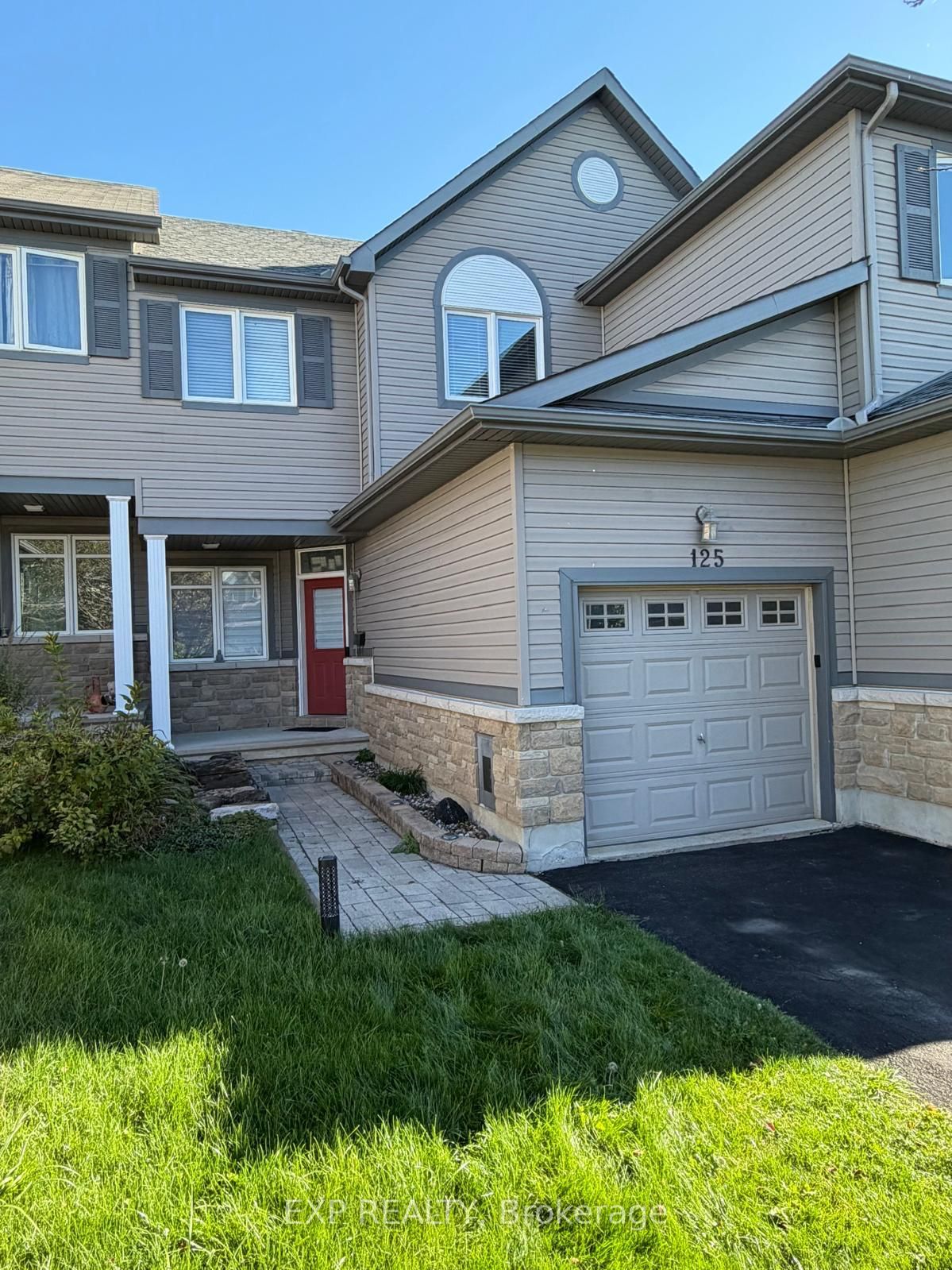 125 Dahlia Street E Property Photo 1