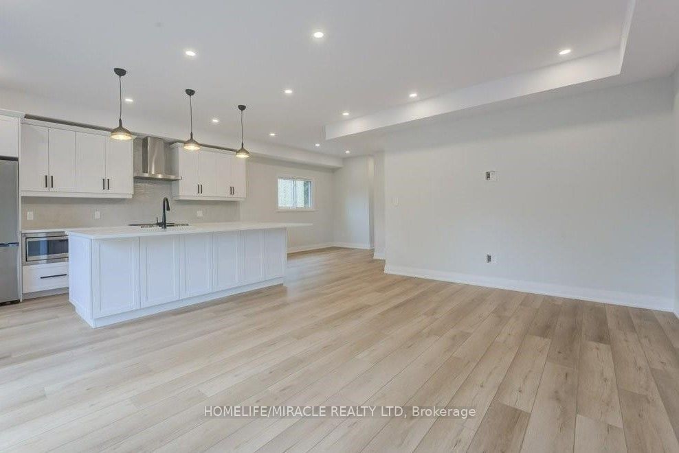 160 Weber Street W Upper Property Photo 9