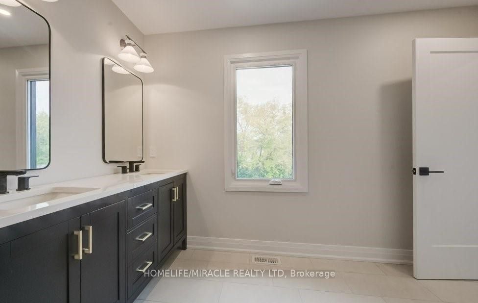 160 Weber Street W Upper Property Photo 21