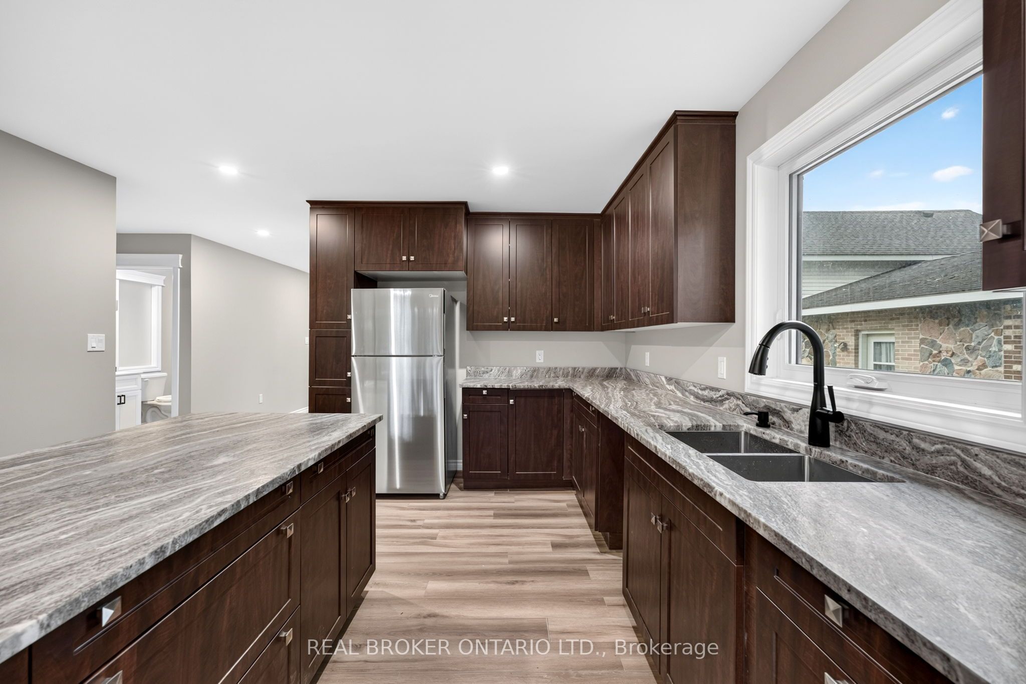 52 Queen Street Property Photo 12