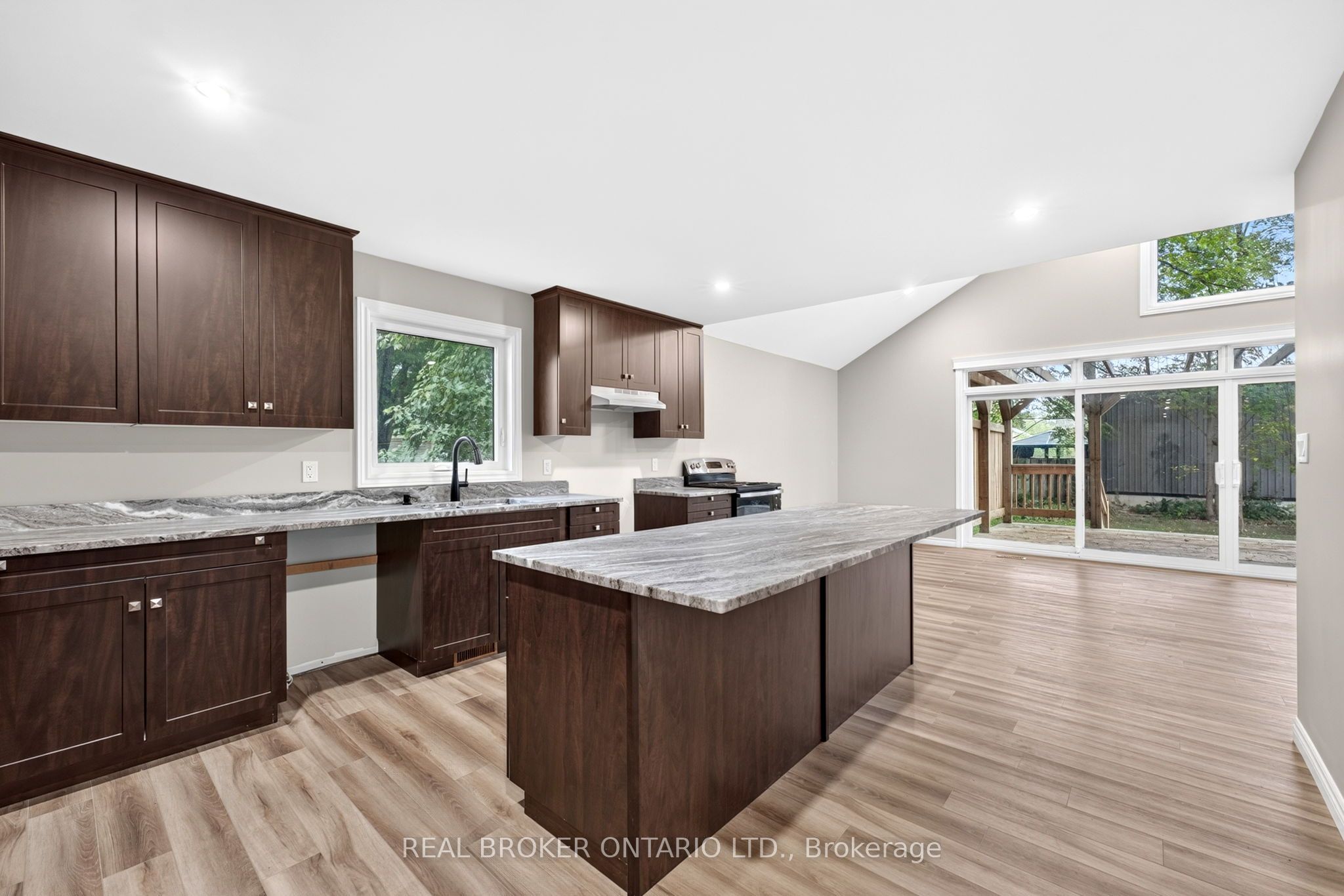 52 Queen Street Property Photo 13