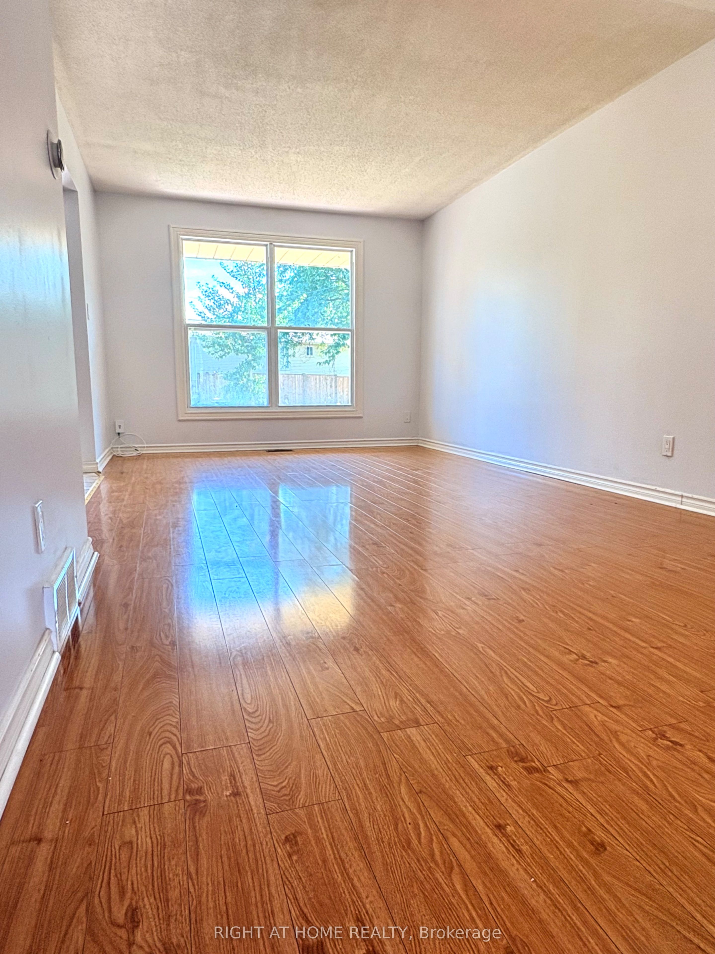 32 Vintage Crescent Main Floor Property Photo 5
