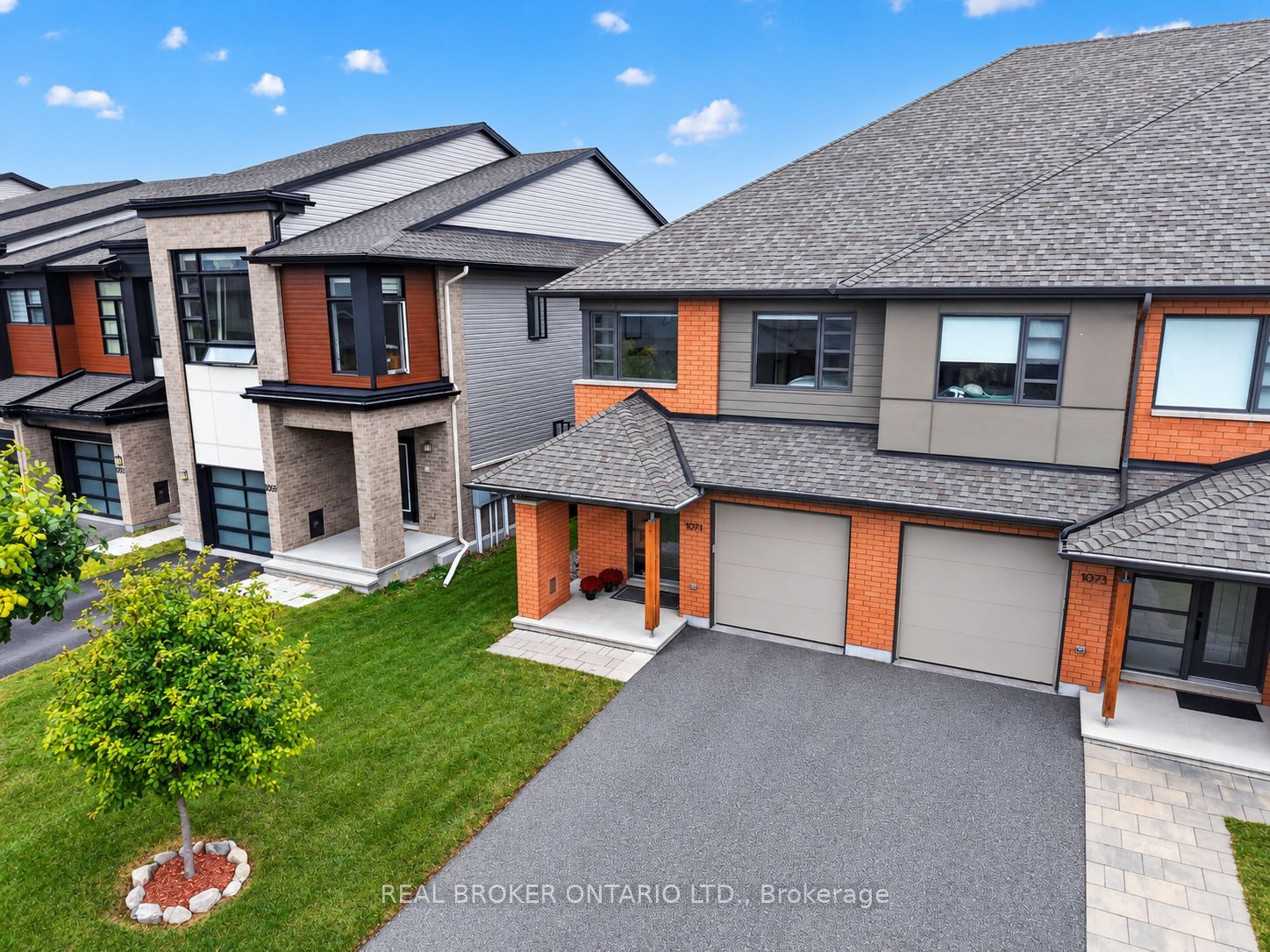 1071 Lunar Glow Crescent Property Photo 2