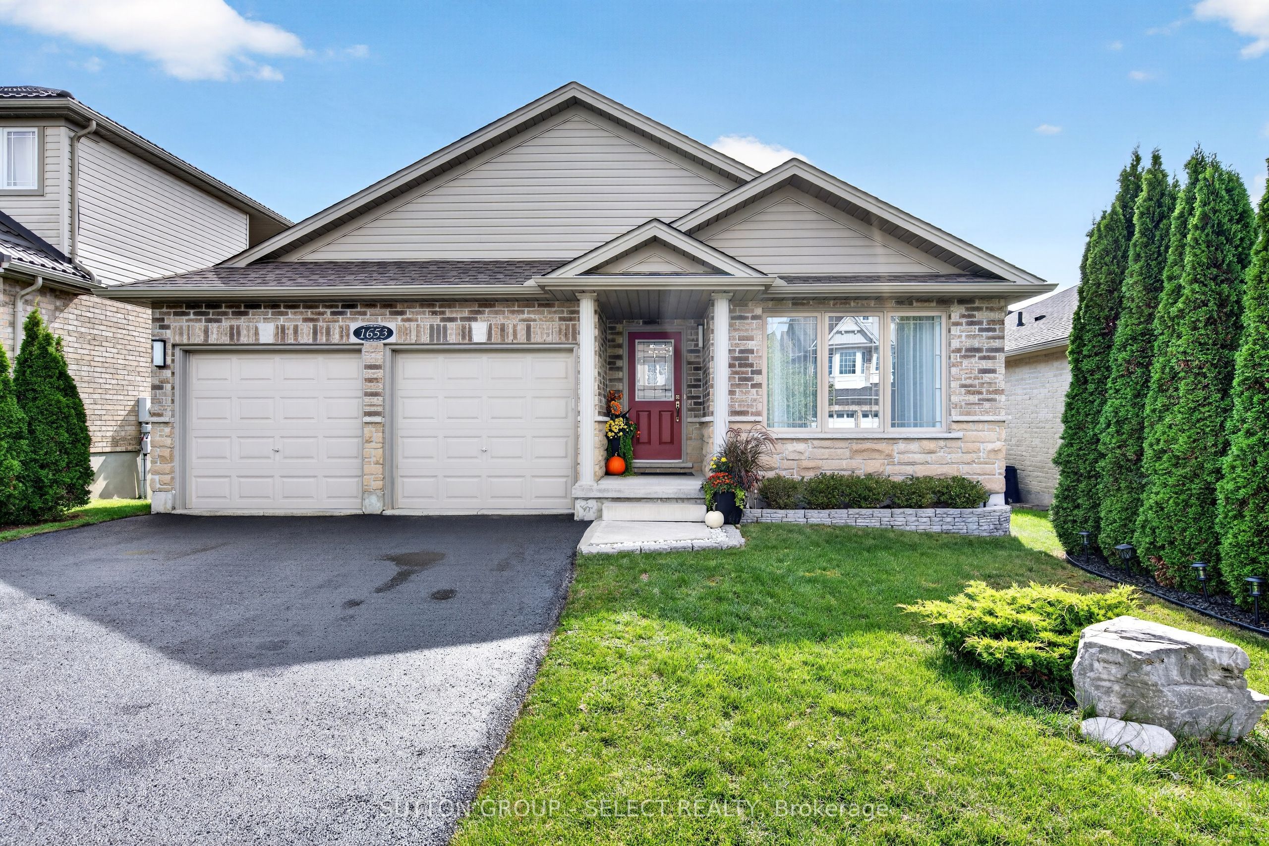 1653 Cedarcreek Crescent Property Photo 1