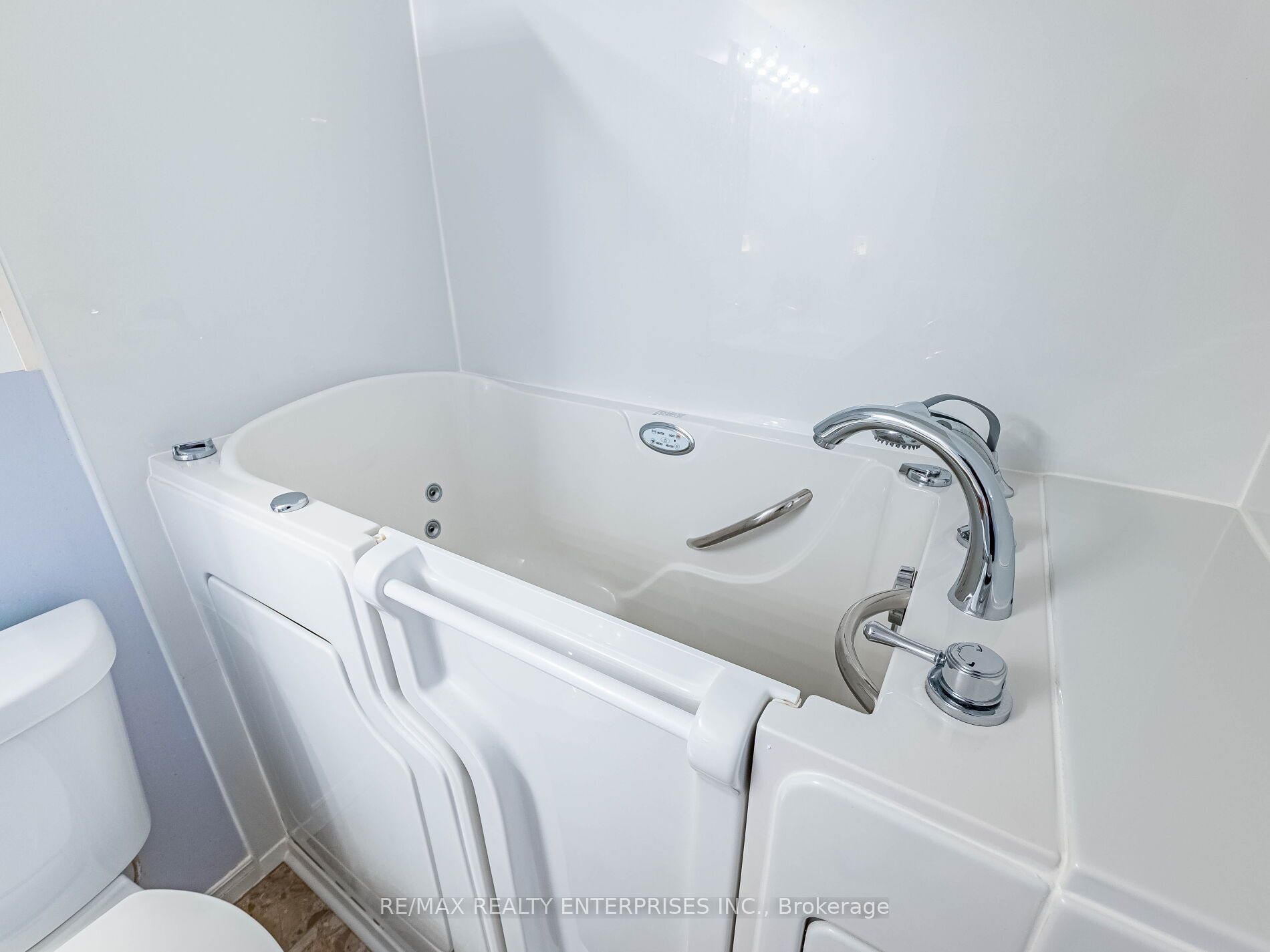 3267 King Street E 105 Property Photo 18