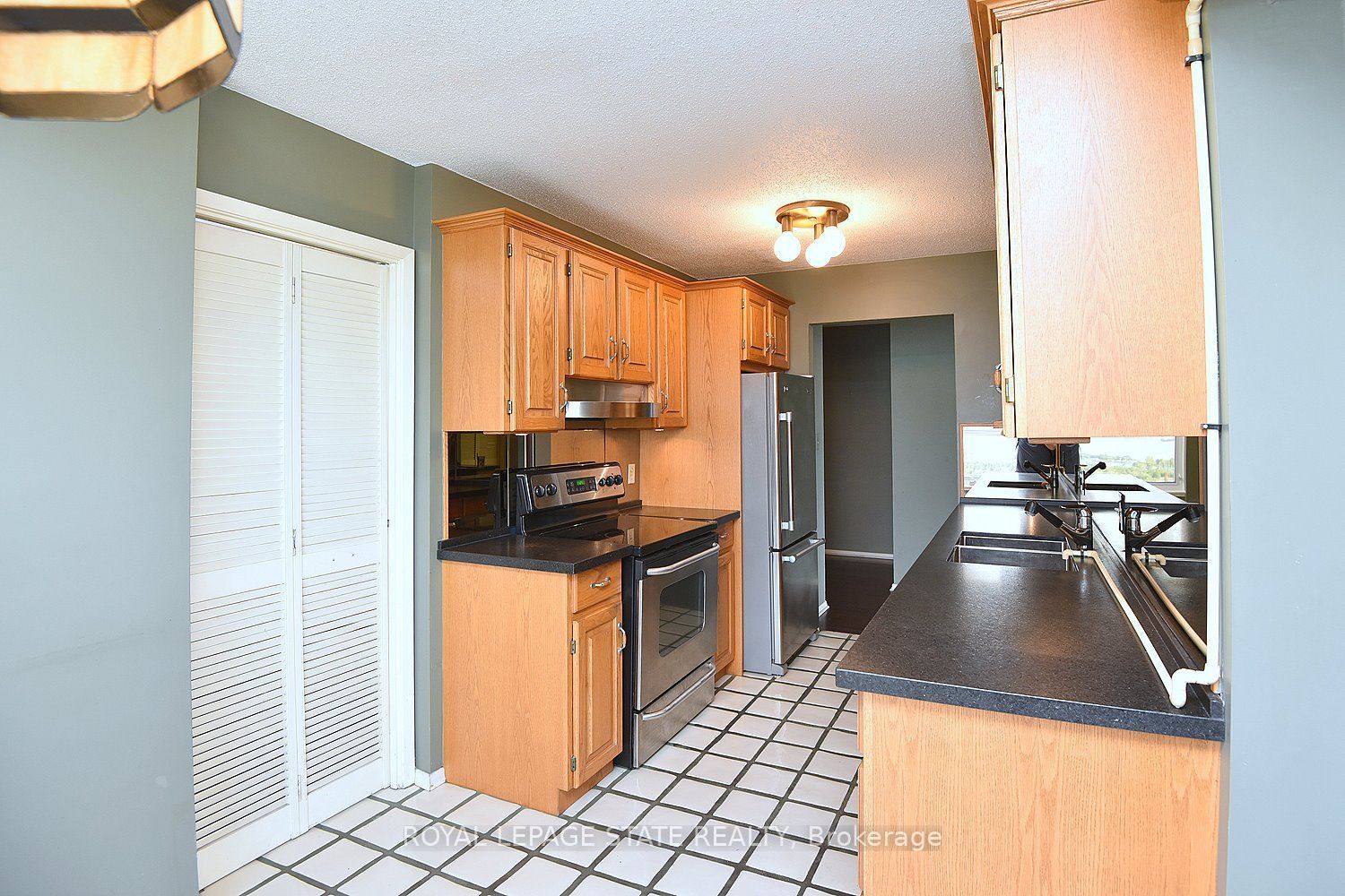 75 Queen Street N 2007 Property Photo 16