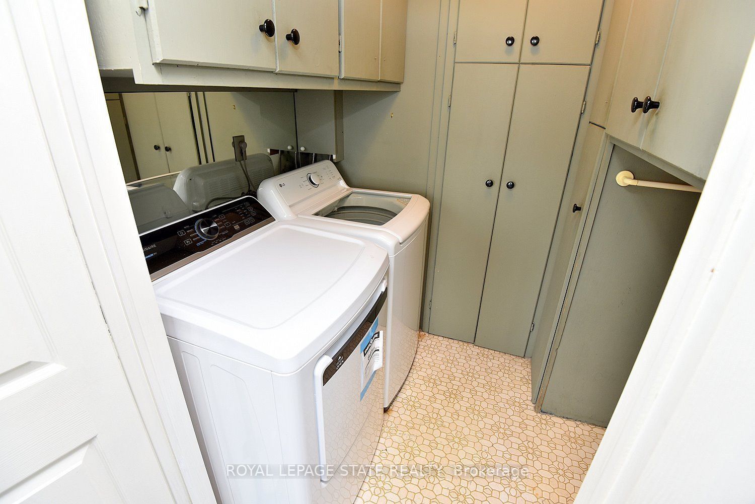 75 Queen Street N 2007 Property Photo 37