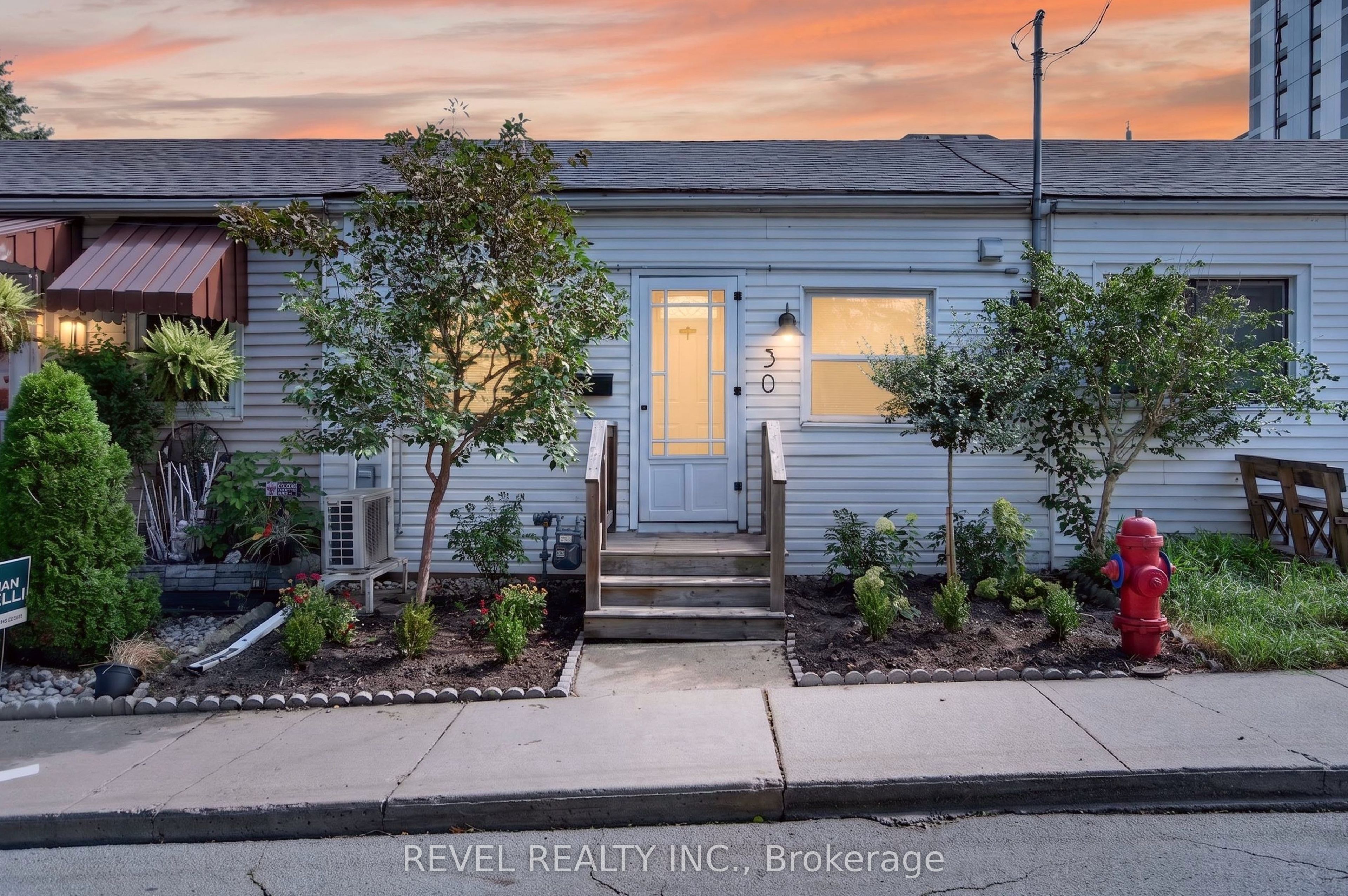 30 Ray Street N Property Photo 1