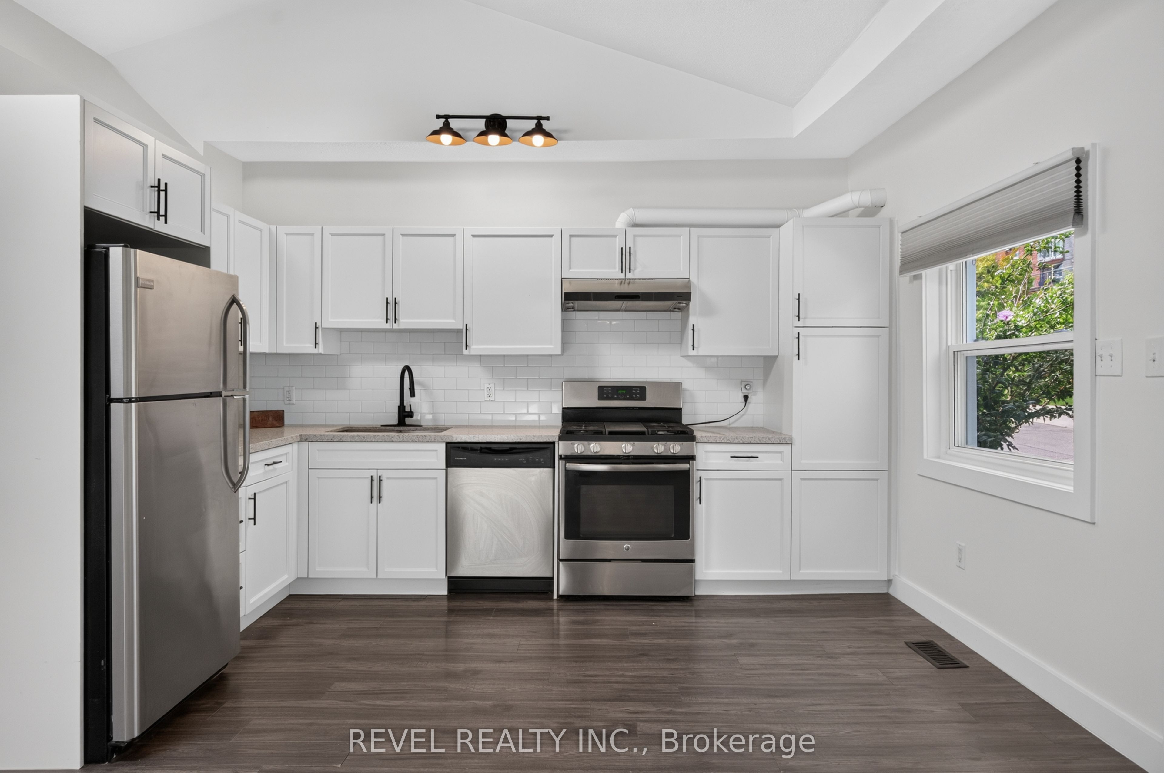 30 Ray Street N Property Photo 5
