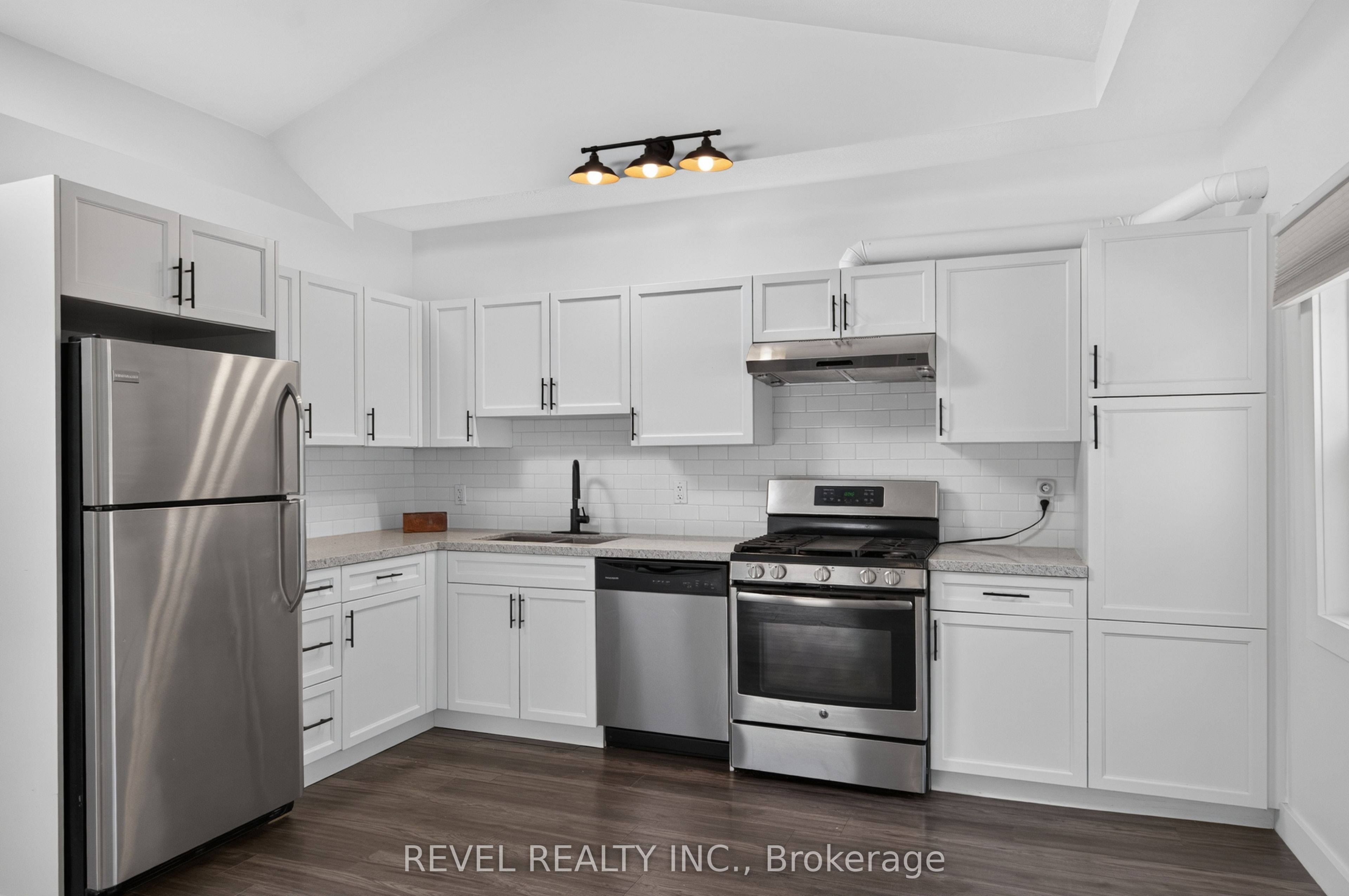 30 Ray Street N Property Photo 6