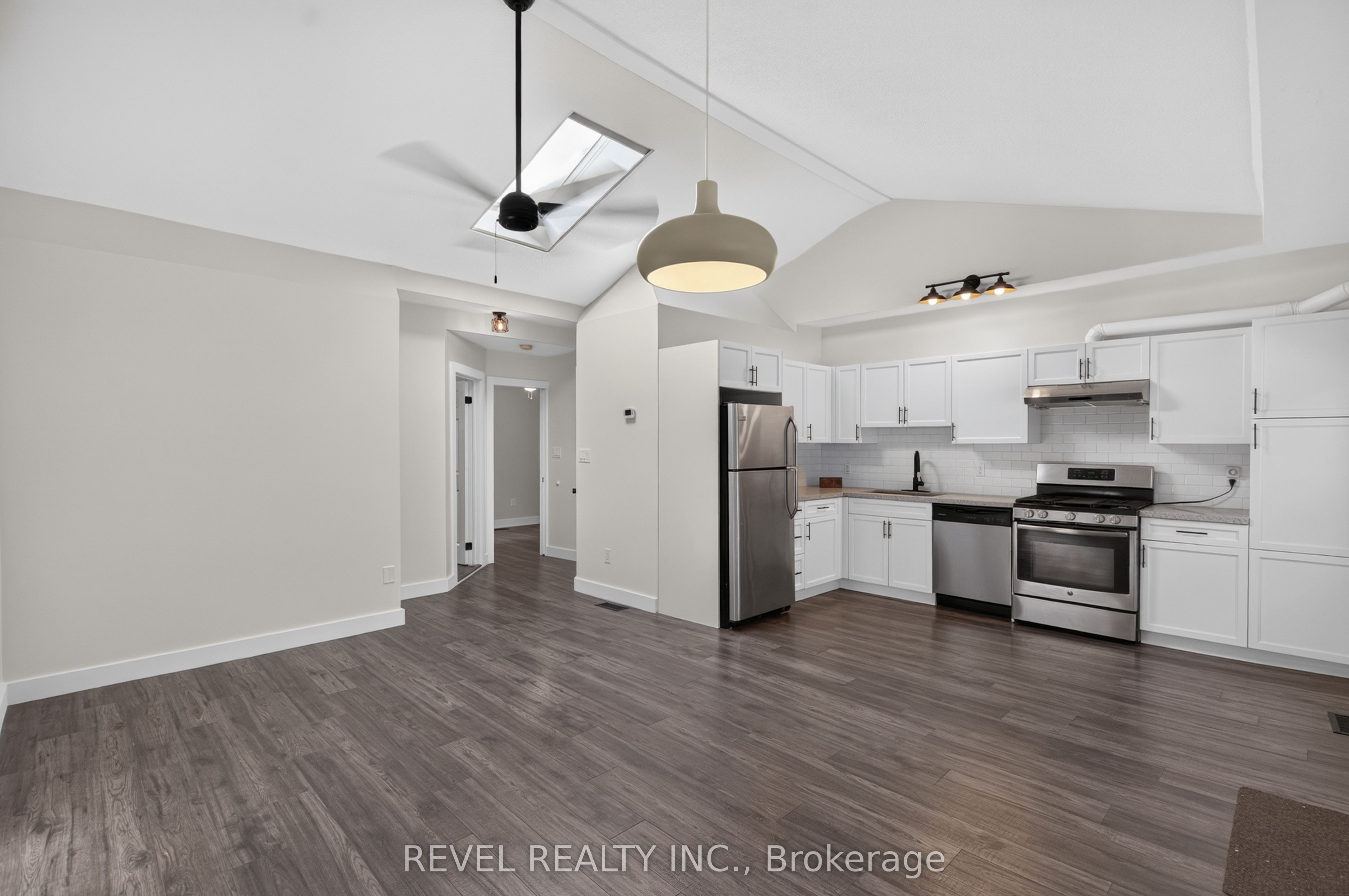 30 Ray Street N Property Photo 10