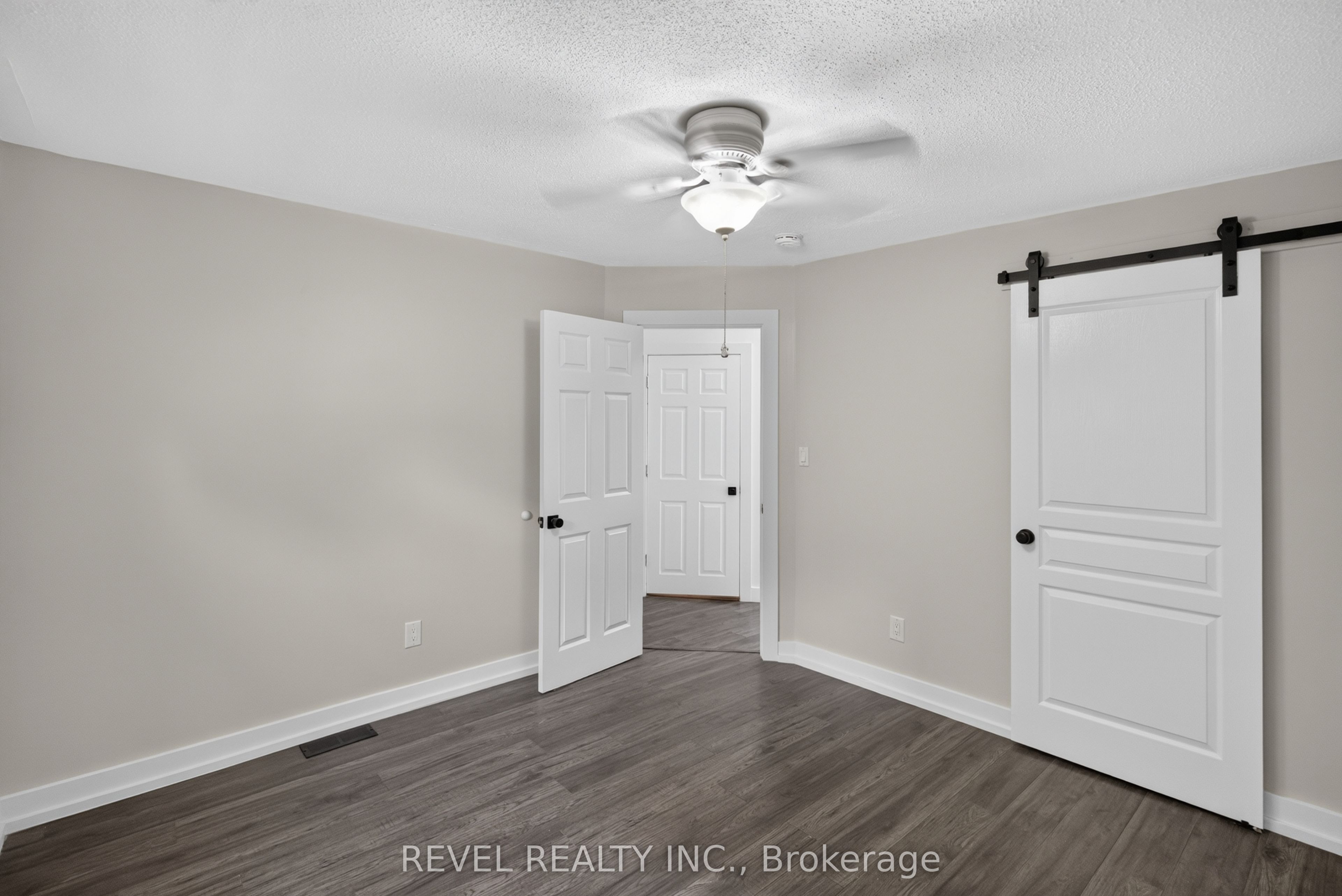 30 Ray Street N Property Photo 14