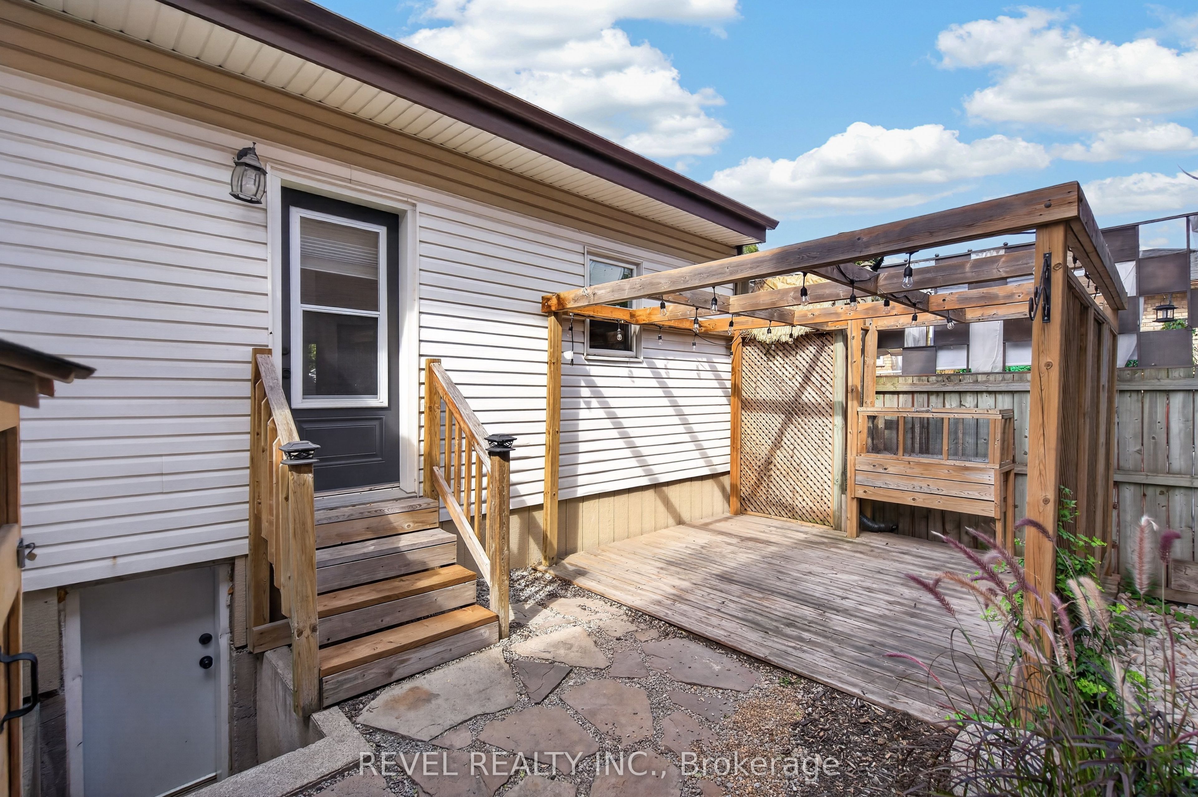 30 Ray Street N Property Photo 18